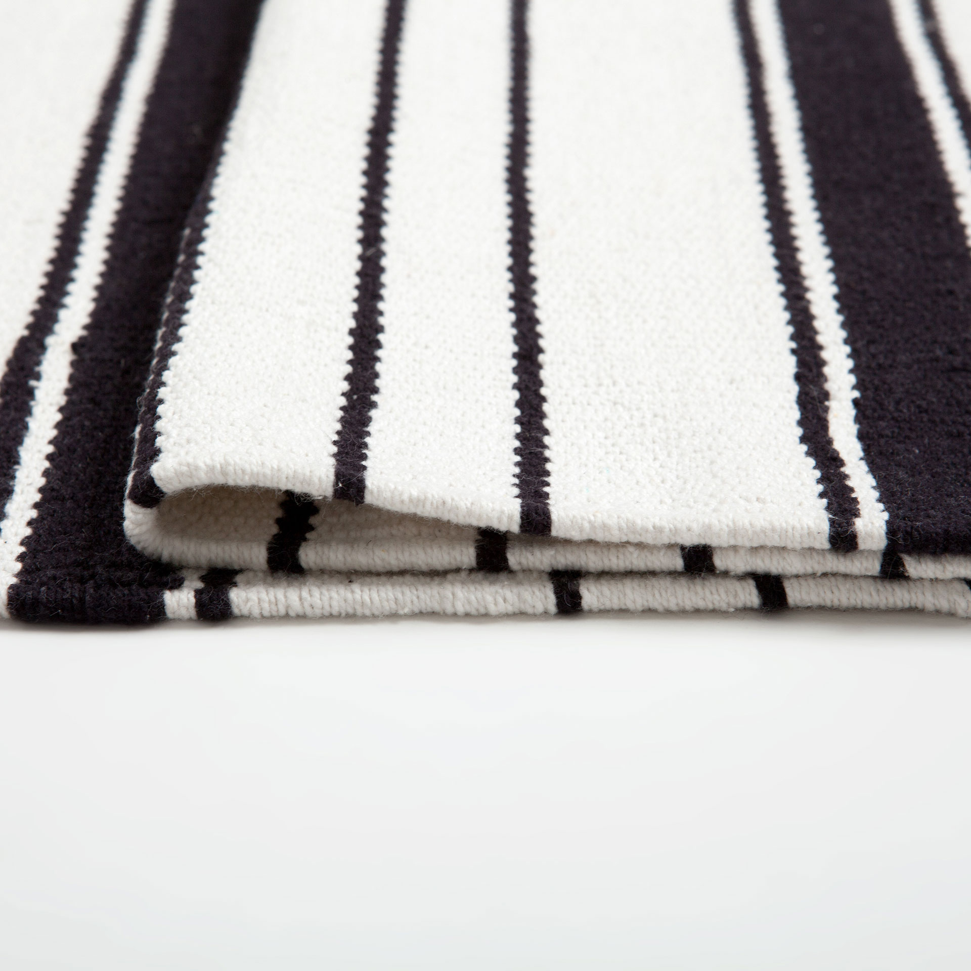 Black And White Striped Rug Rugs Bedroom Zara Home United - Image Of The Product Black And White Striped Rug black and white striped rug rugs bedroom zara home united - image of the product black and white striped rug