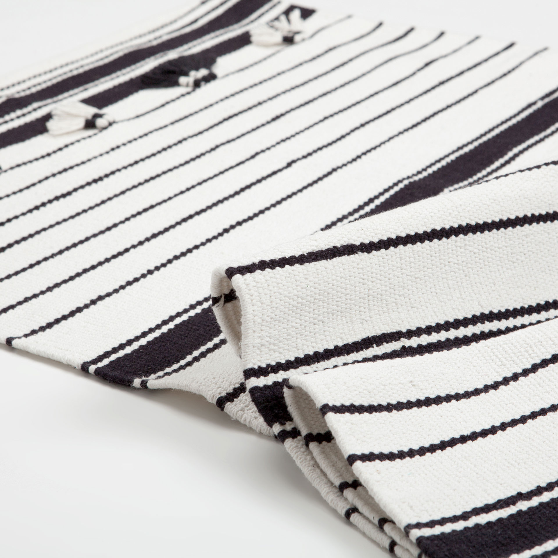 Black And White Striped Rug Rugs Bedroom Zara Home United - Image Of The Product Black And White Striped Rug black and white striped rug rugs bedroom zara home united - image of the product black and white striped rug