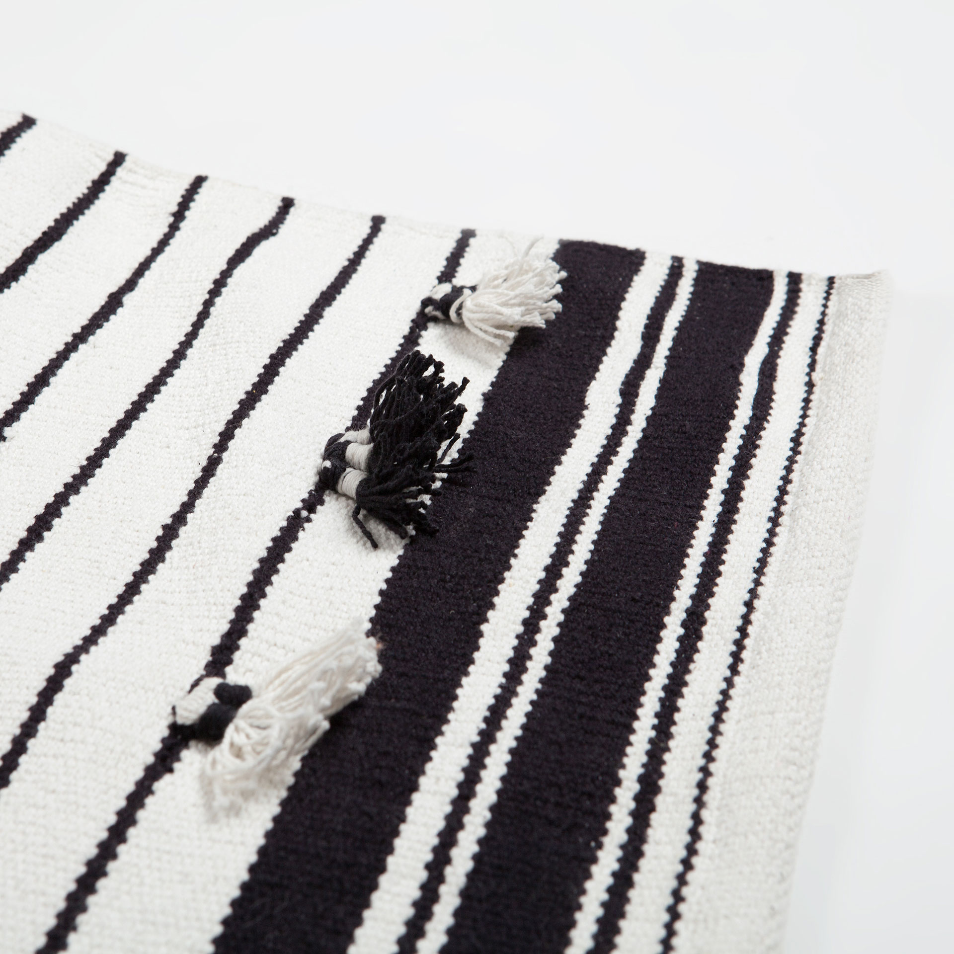 Black And White Striped Rug Rugs Bedroom Zara Home United - Image Of The Product Black And White Striped Rug black and white striped rug rugs bedroom zara home united - image of the product black and white striped rug