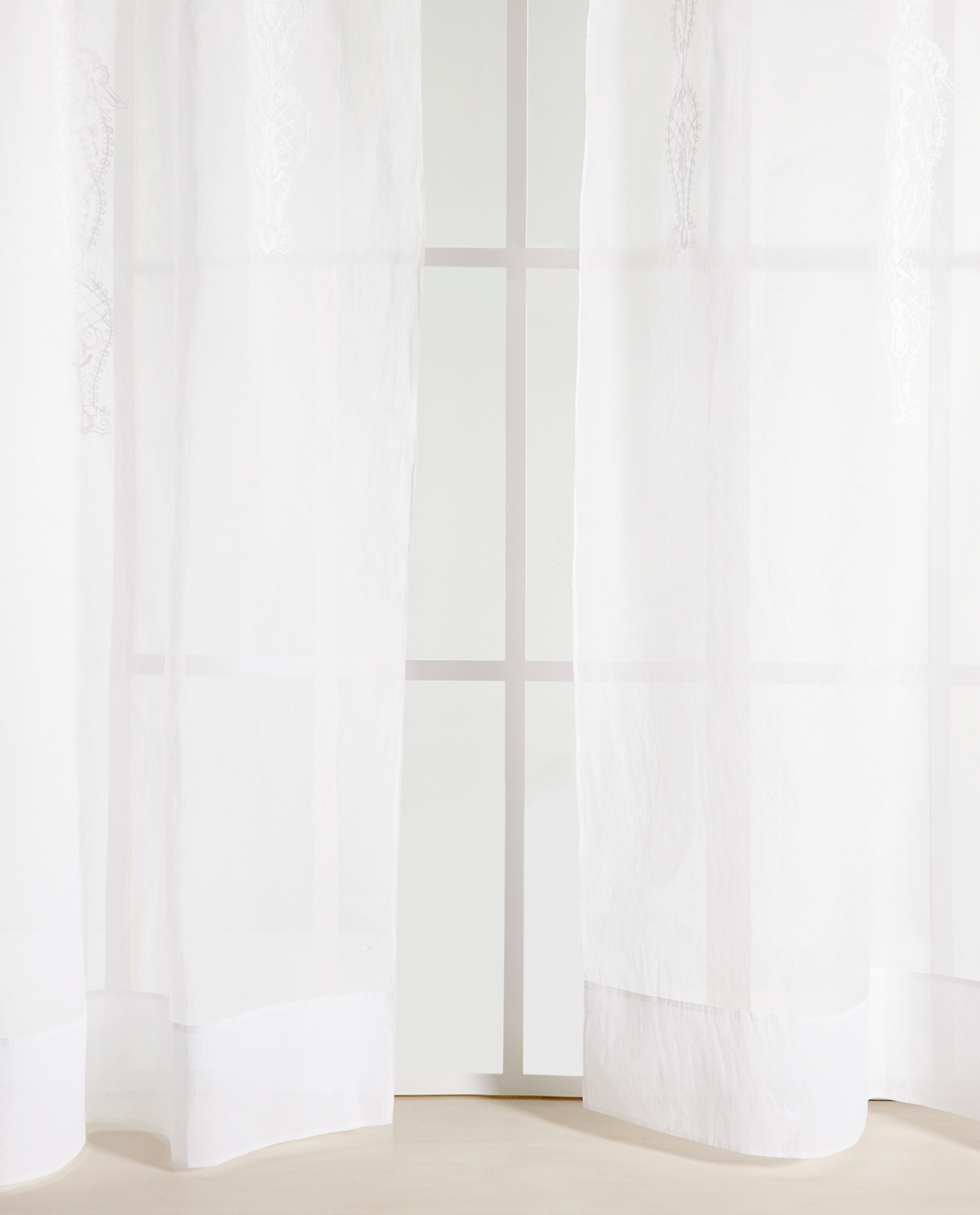 RIDEAU ORGANZA BRODÉ - INSIDE VILLA BORSANI - EDITORIALS | Zara Home ... RIDEAU ORGANZA BRODÉ - INSIDE VILLA BORSANI - EDITORIALS | Zara Home ...