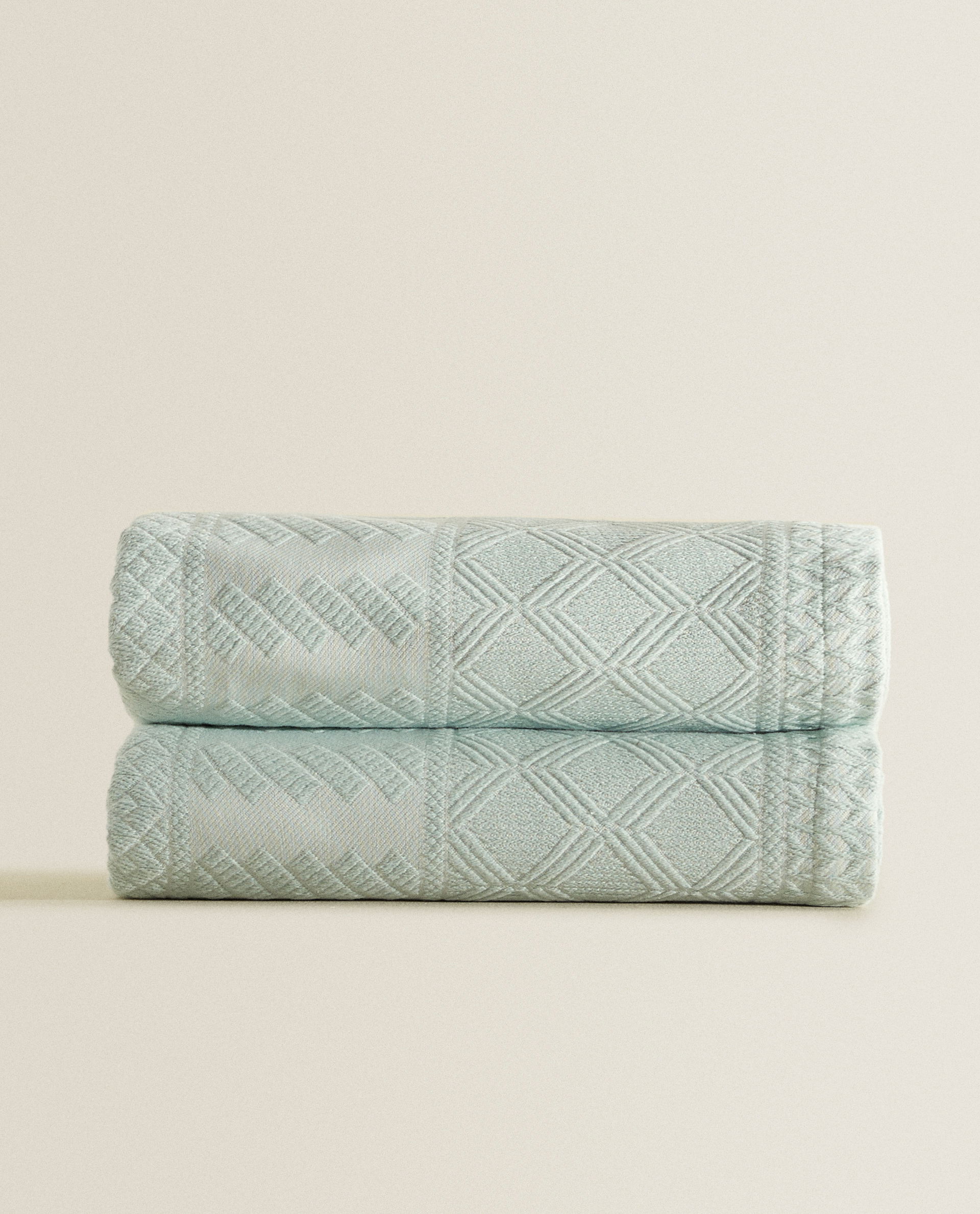 Coklu Geometrik Jakarli Yatak Ortusu Yatak Ortusu Nevresim Takimi Yatak Odasi New Collection Zara Home Turquia