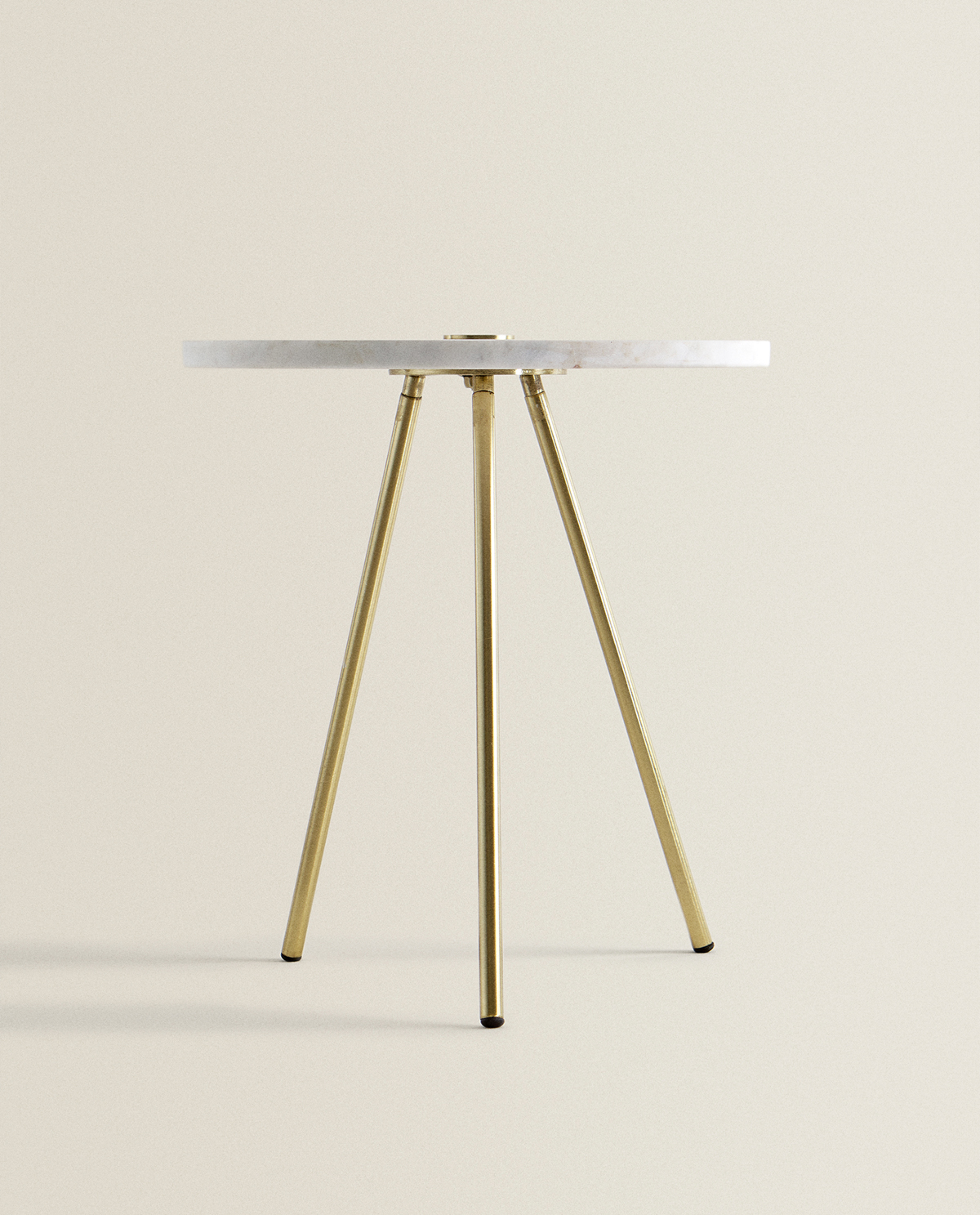 Shoptagr Goldfarbener Tisch Mit Marmorplatte Mobel