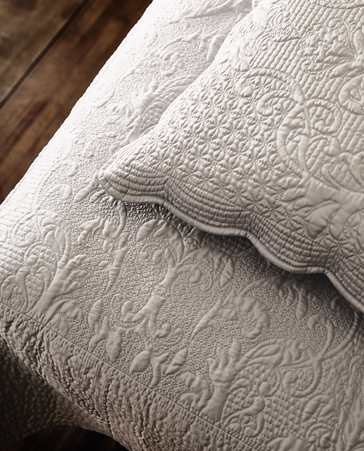 Ткань с выпуклым узором 4 буквы. Ткань с выпуклым узором. Ткань с выпуклым узором. Дамаст чем отличается от жаккарда. Трикотаж с выпуклым рисунком.