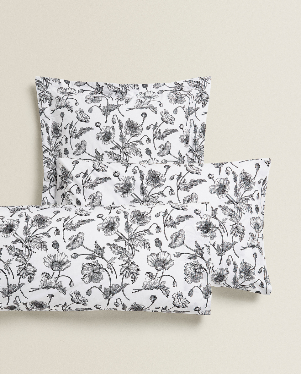 غلاف مخدة أسود بطبعة زهور New In Zara Home زارا هوم