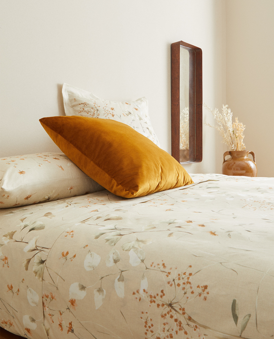 غلاف لحاف بيج فاتح بطبعة أزهار أغلفة المخدة أغطية السرير غرف نوم زارا هوم