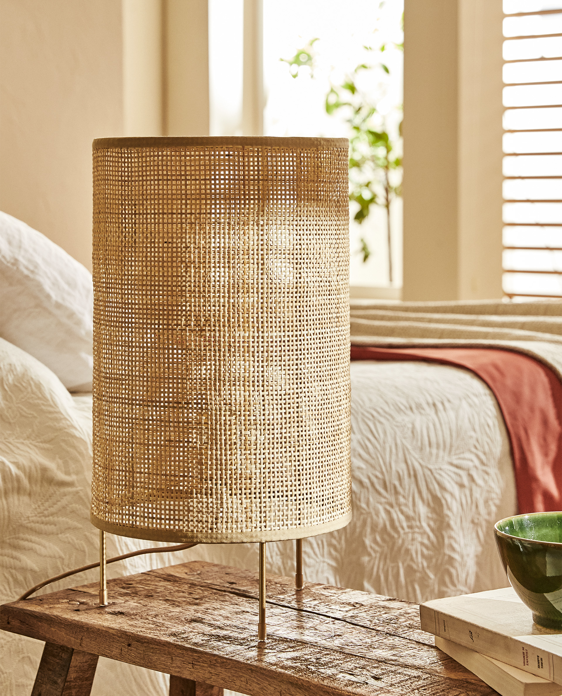 Grosse Lampe Aus Rattan Lampen Und Beleuchtung Schlafzimmer Zara Home Switzerland