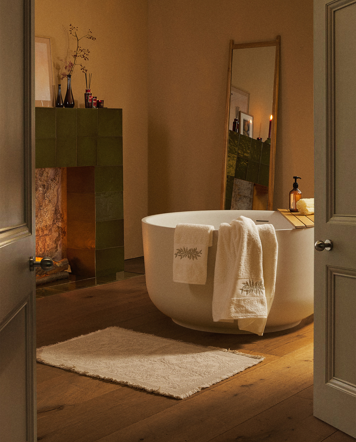 ASCIUGAMANO CON BORDURA E RICAMO NATALIZIO