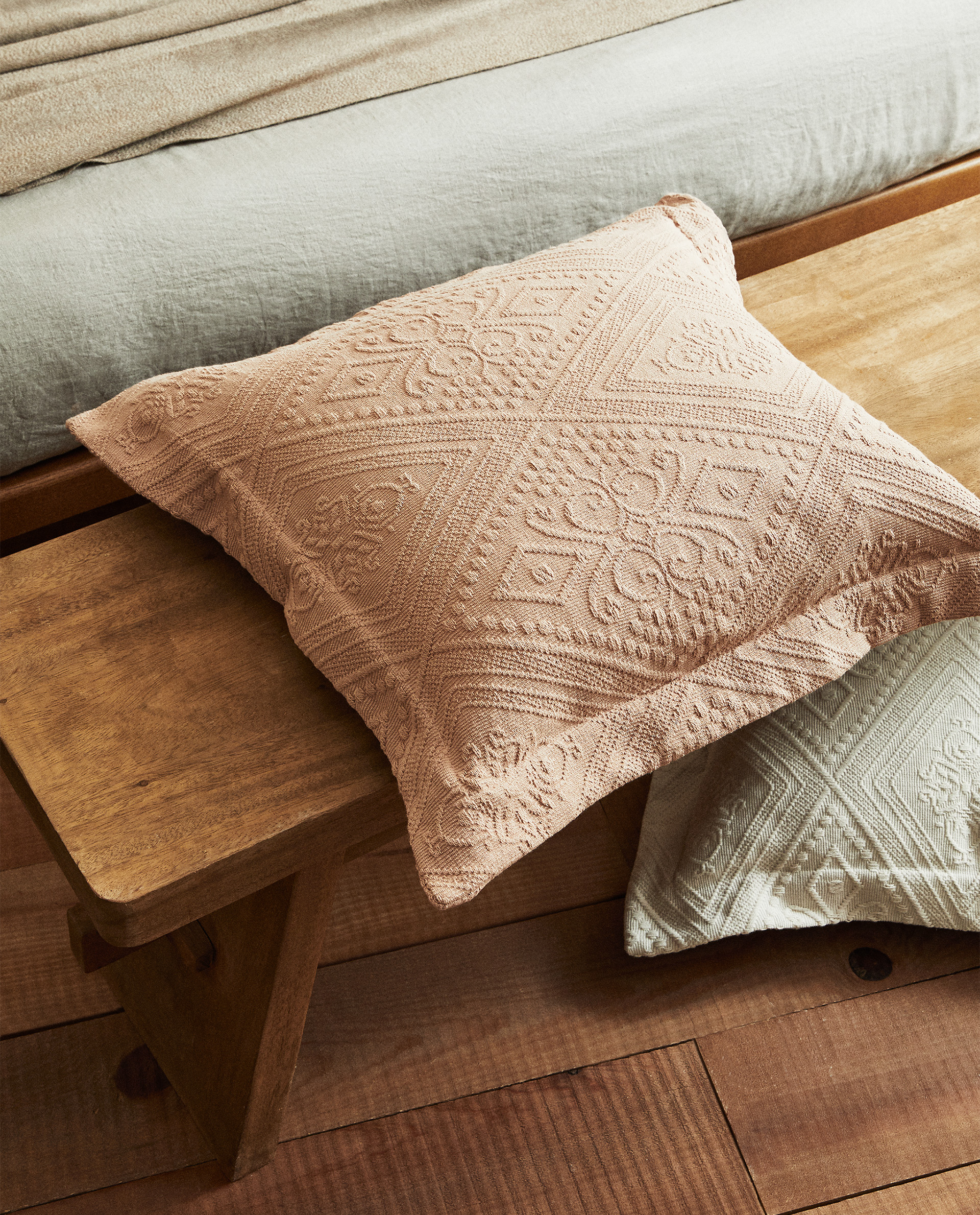 غلاف وسادة من القطن مع تصميم هندسي