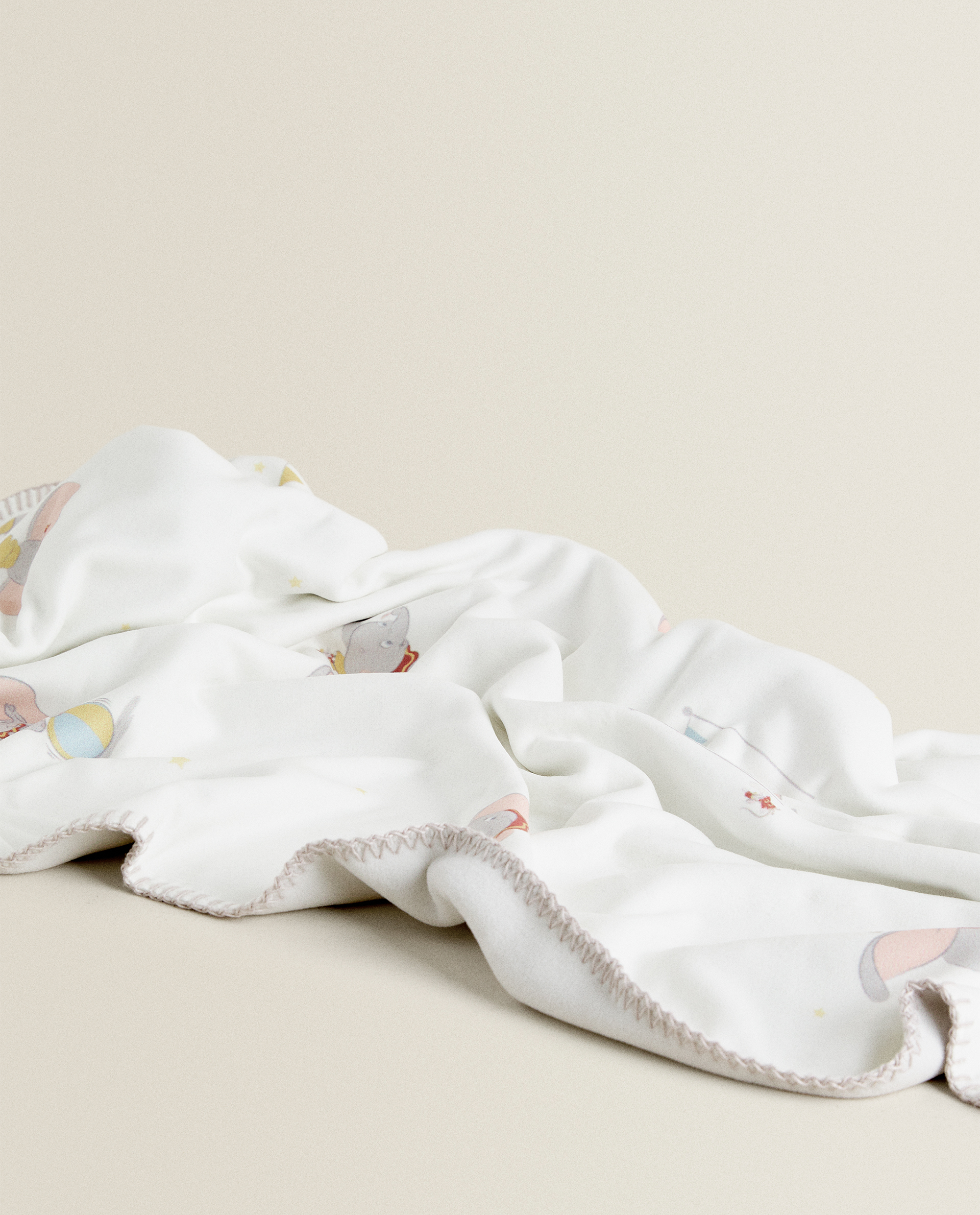 Coperta Poncho In Pile.Coperta In Pile Con Dumbo Accappatoi E Poncho Bagno Bambini Zara Home Italia