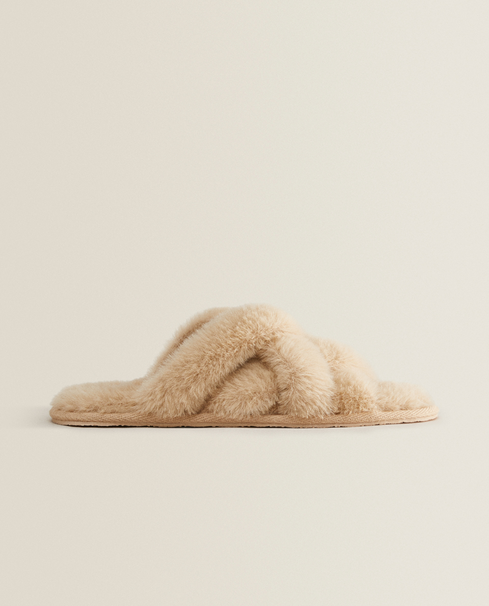 FUZZY SLIPPERS WITH CONTRAST STRAPS 