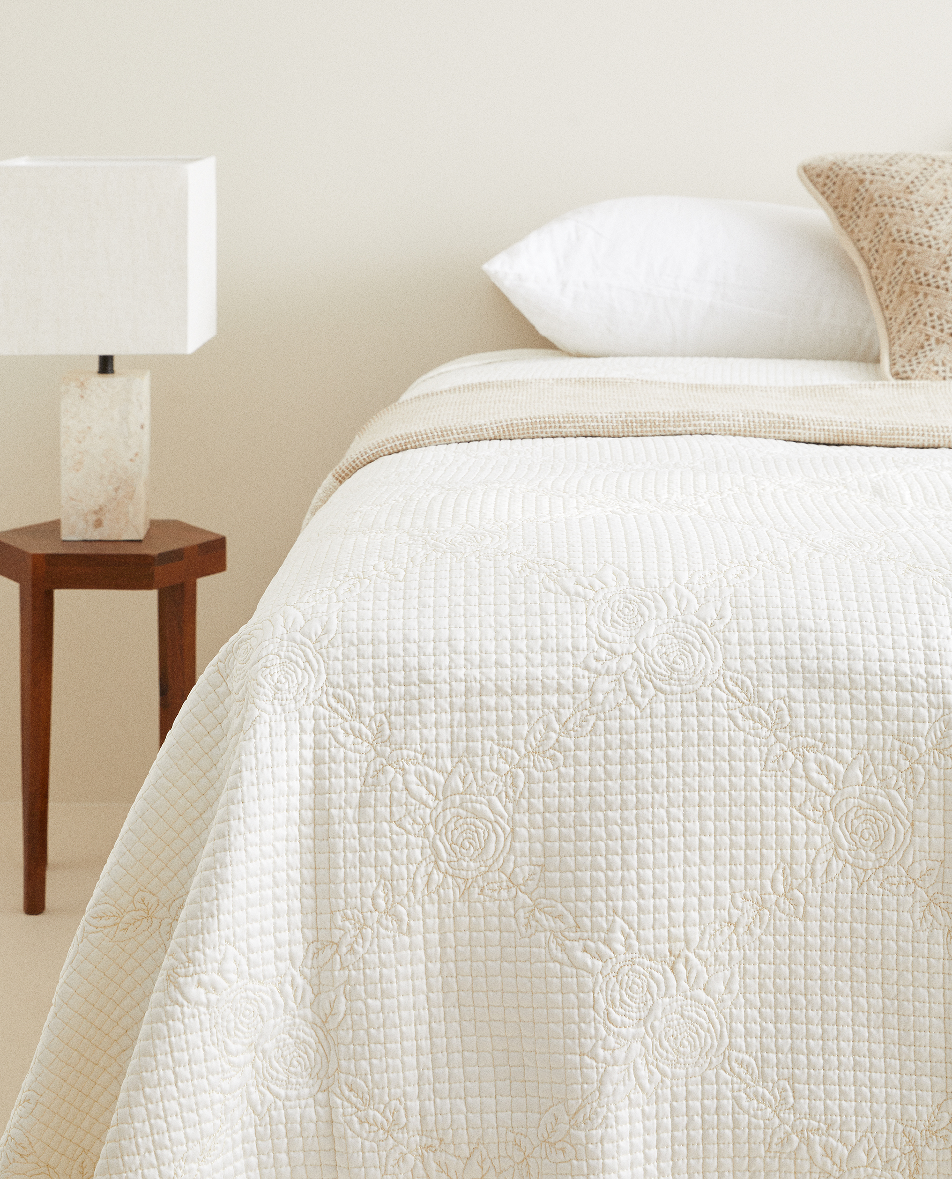 Quilt Mit Glanzender Stickerei Dekokissen Schlafzimmer Zara Home Switzerland