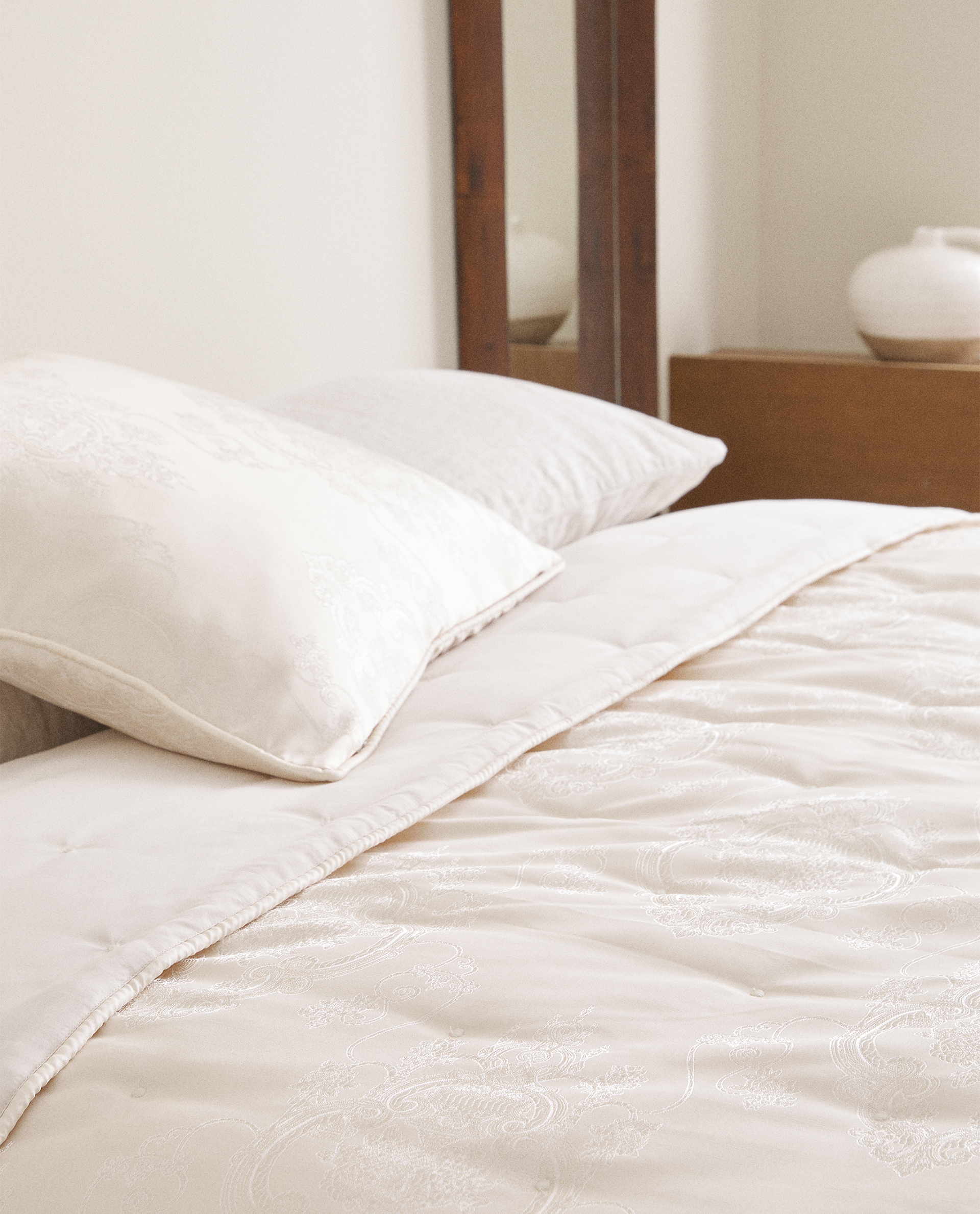 لحاف مع تطريز من الجاكار أغلفة اللحاف أغطية السرير غرف نوم زارا هوم