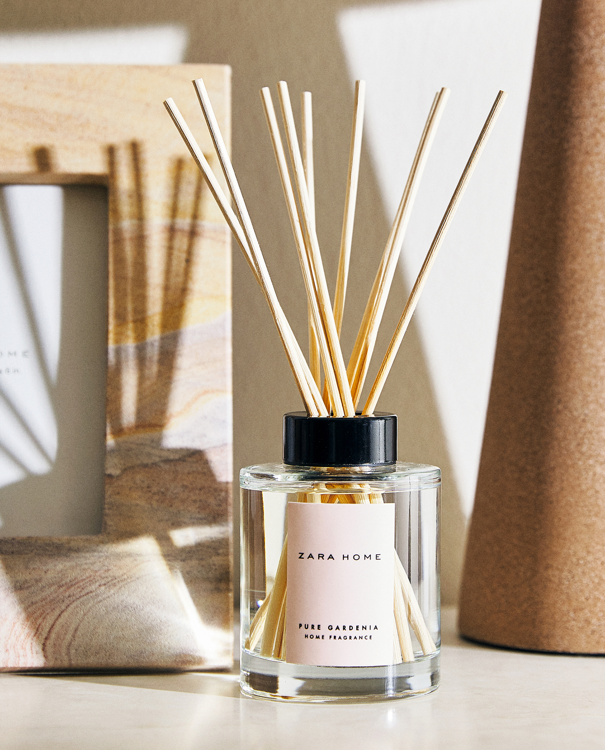 Zara диффузор. Аромадиффузор Fragrance Diffuser. Диффузор Zara Home Majestic oud. Диффузор с ротанговыми палочками Zara Home.