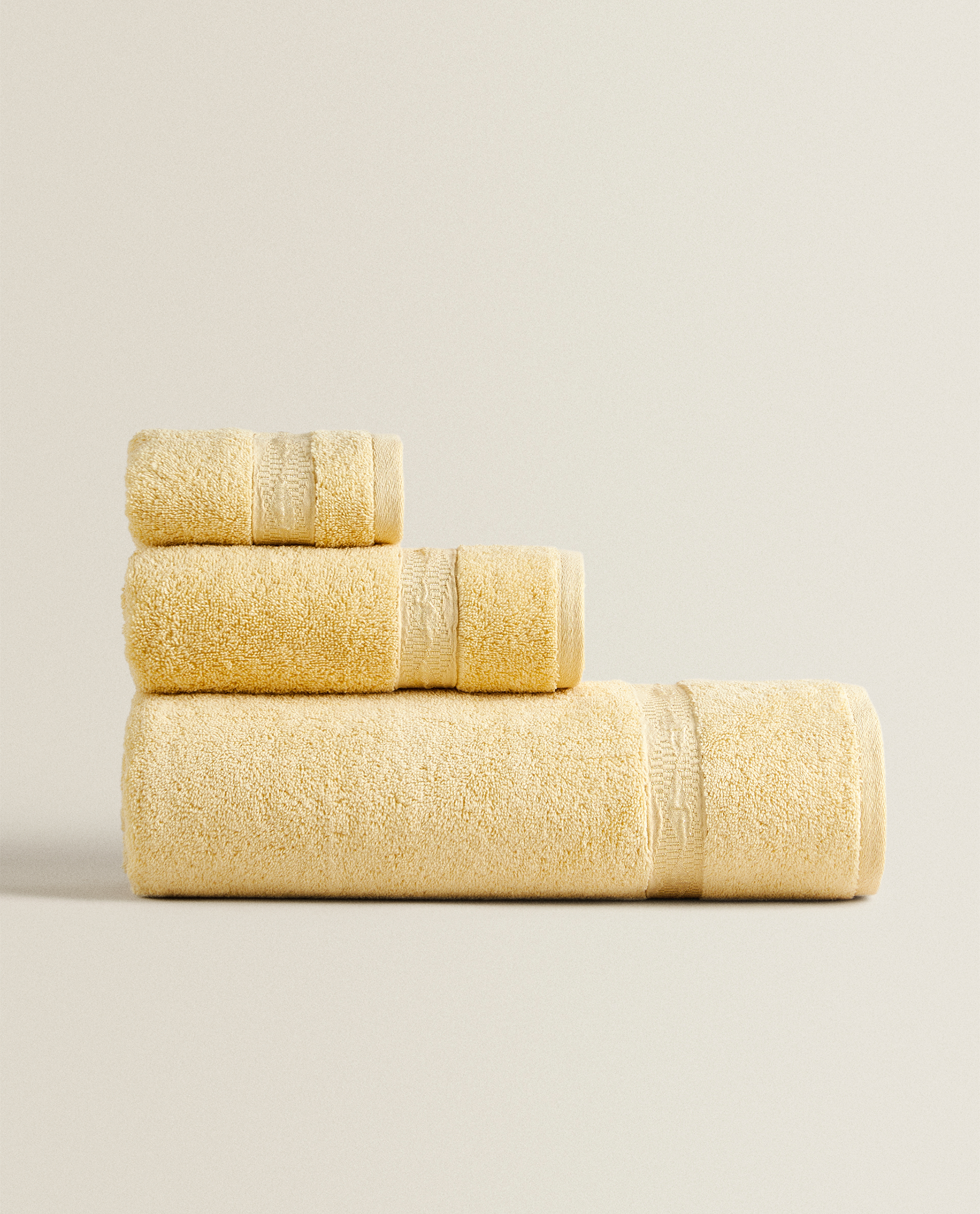 Handtuch Mit Glanzender Borte Handtucher Badezimmer Zara