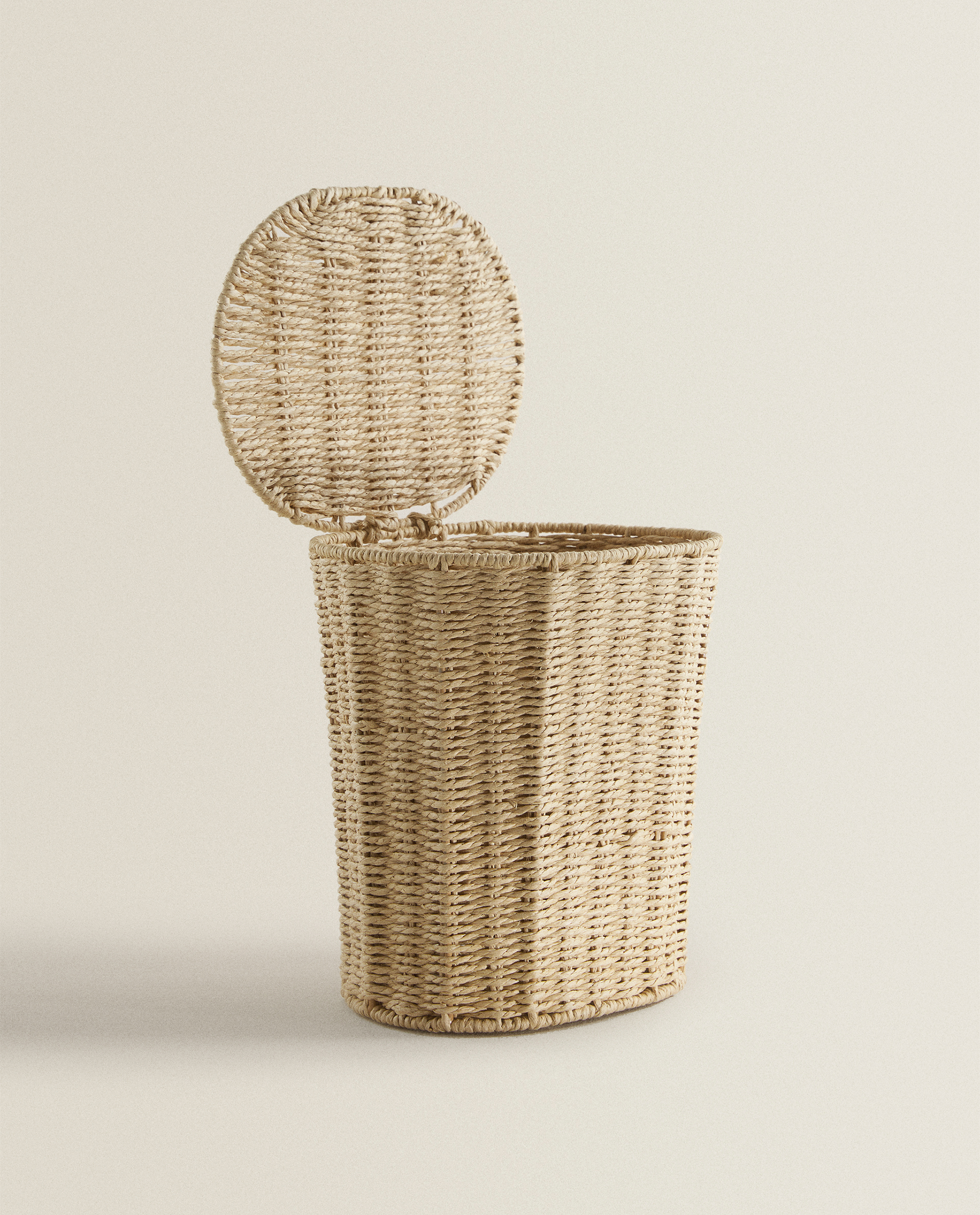Jlmgd Rattan Pedal Bin Circle Trash Can With Lid Handwoven Waste Bin Rubbish Bin With Removable Inner Bucket For Home Hotels Office Kitchen Bathroom A 5l Amazon Co Uk Kitchen Home