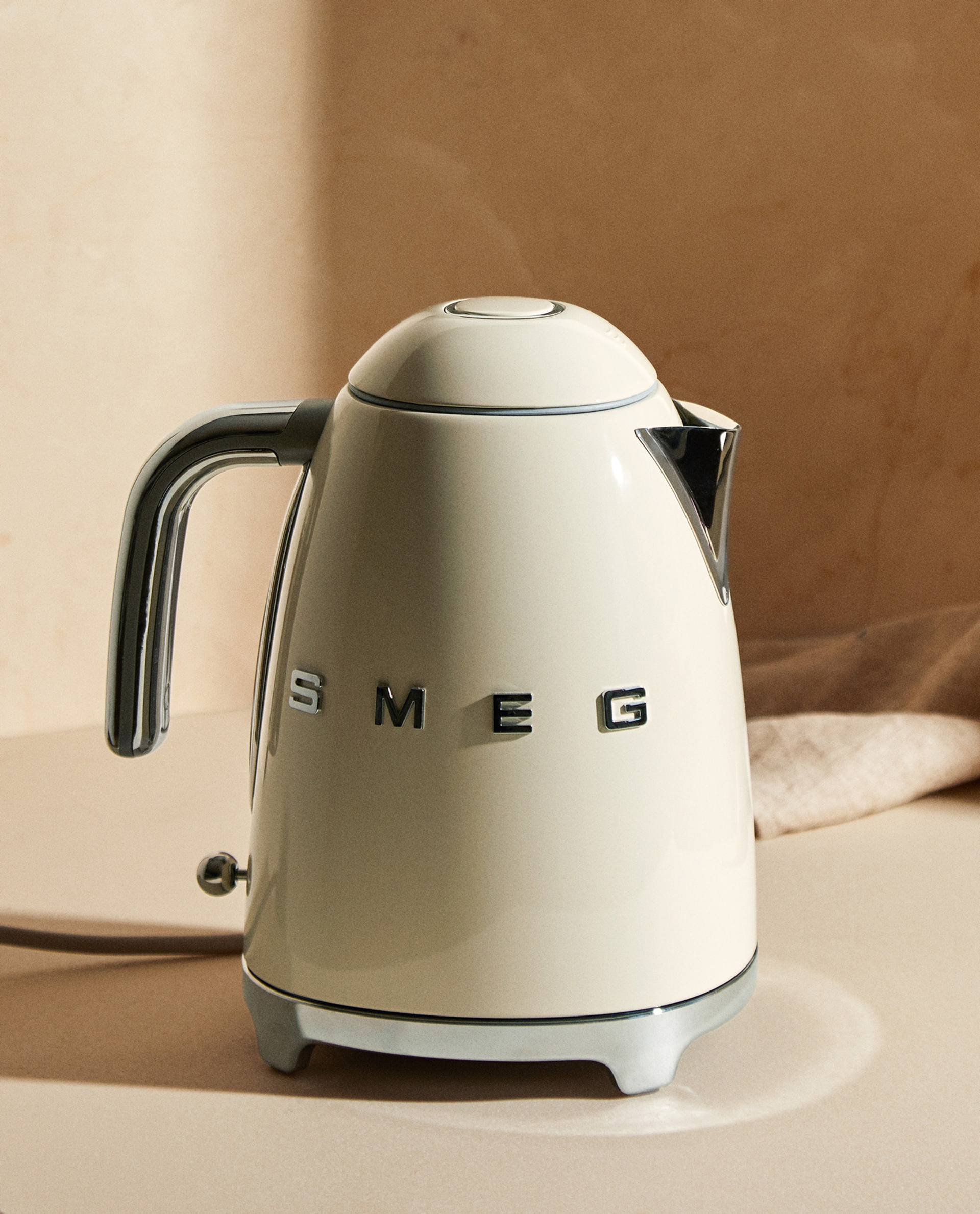 smeg чайник в интерьере кухни