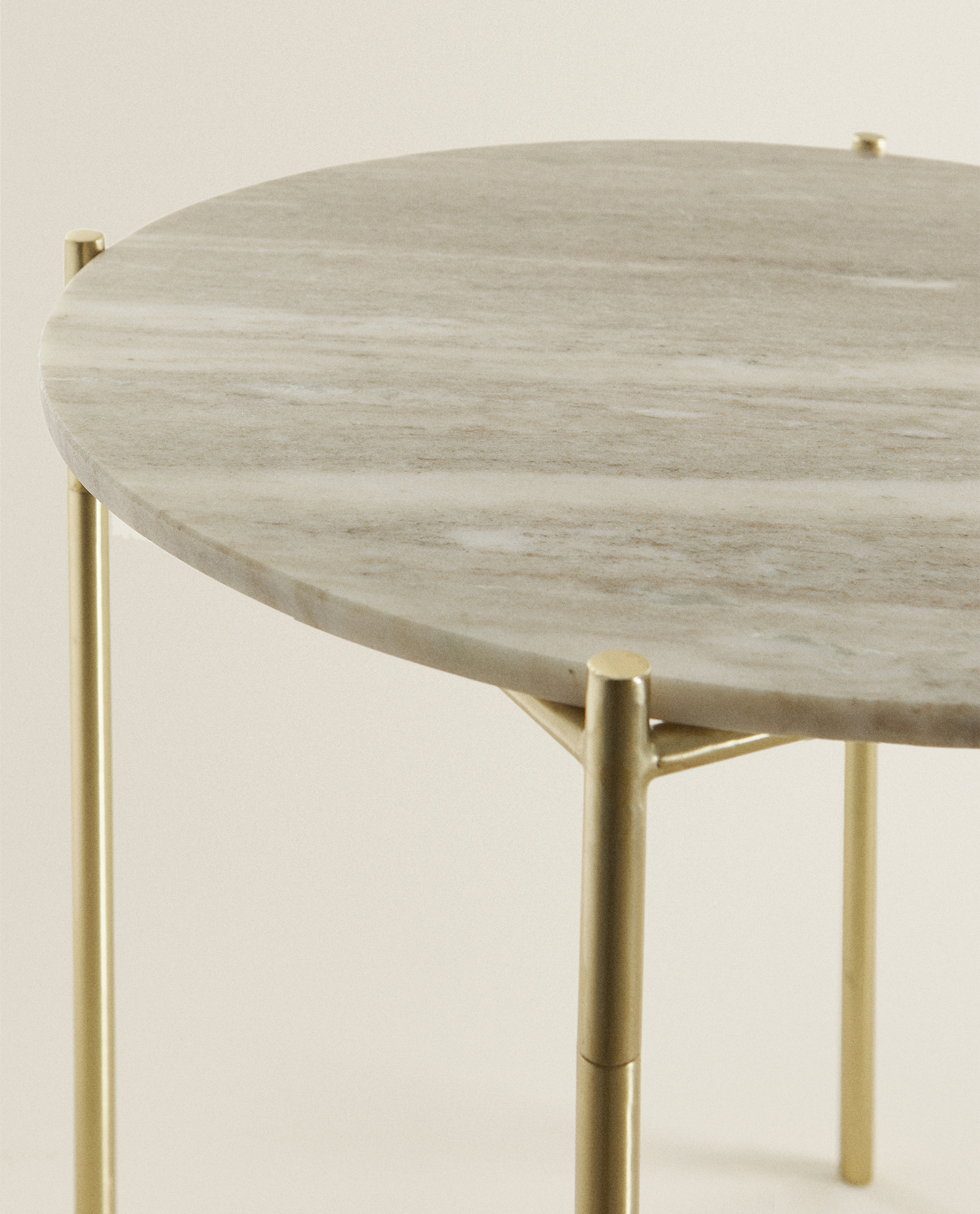 Kleiner Tisch Mit Marmorplatte Oberlaken Bettbezuge