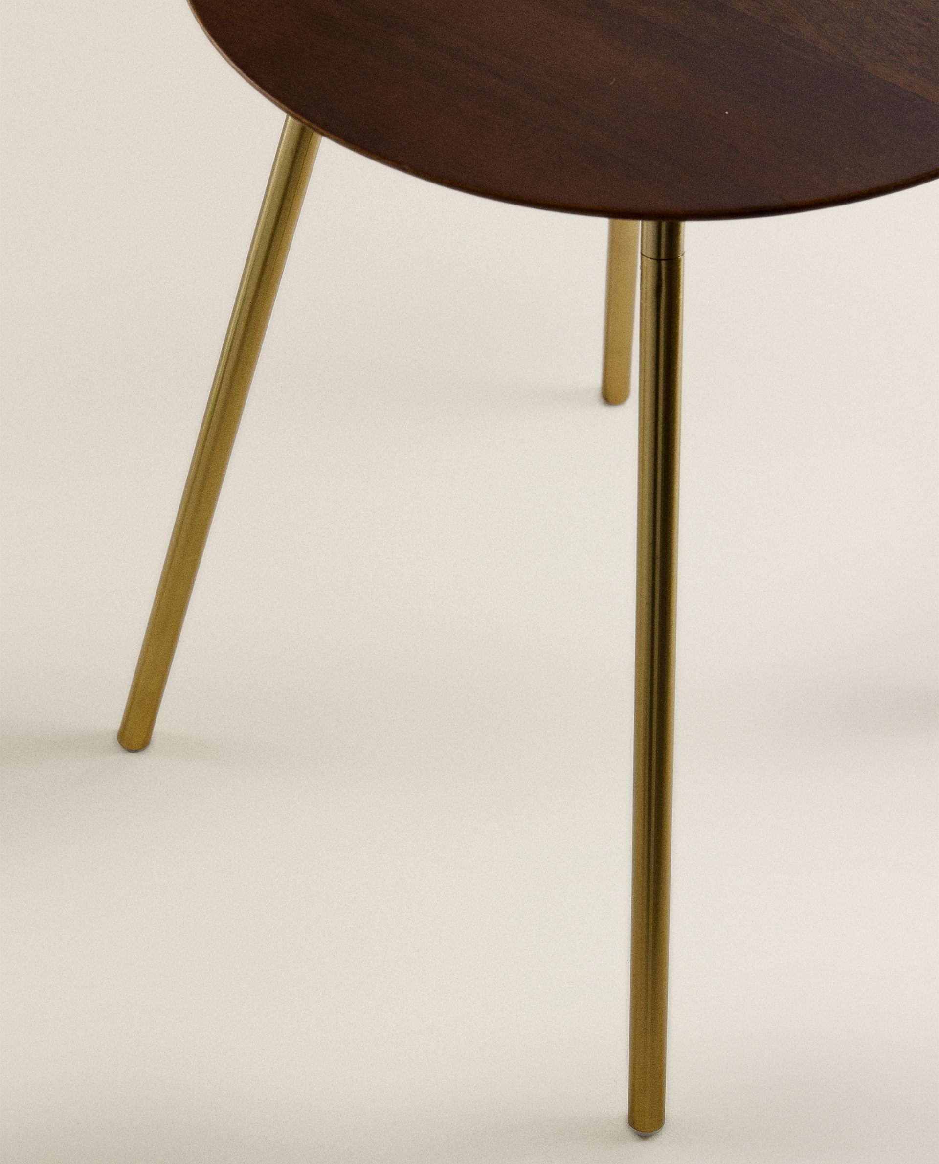 Mesa Redonda De Madera Farolillos Y Portavelas Salon Zara Home Espana