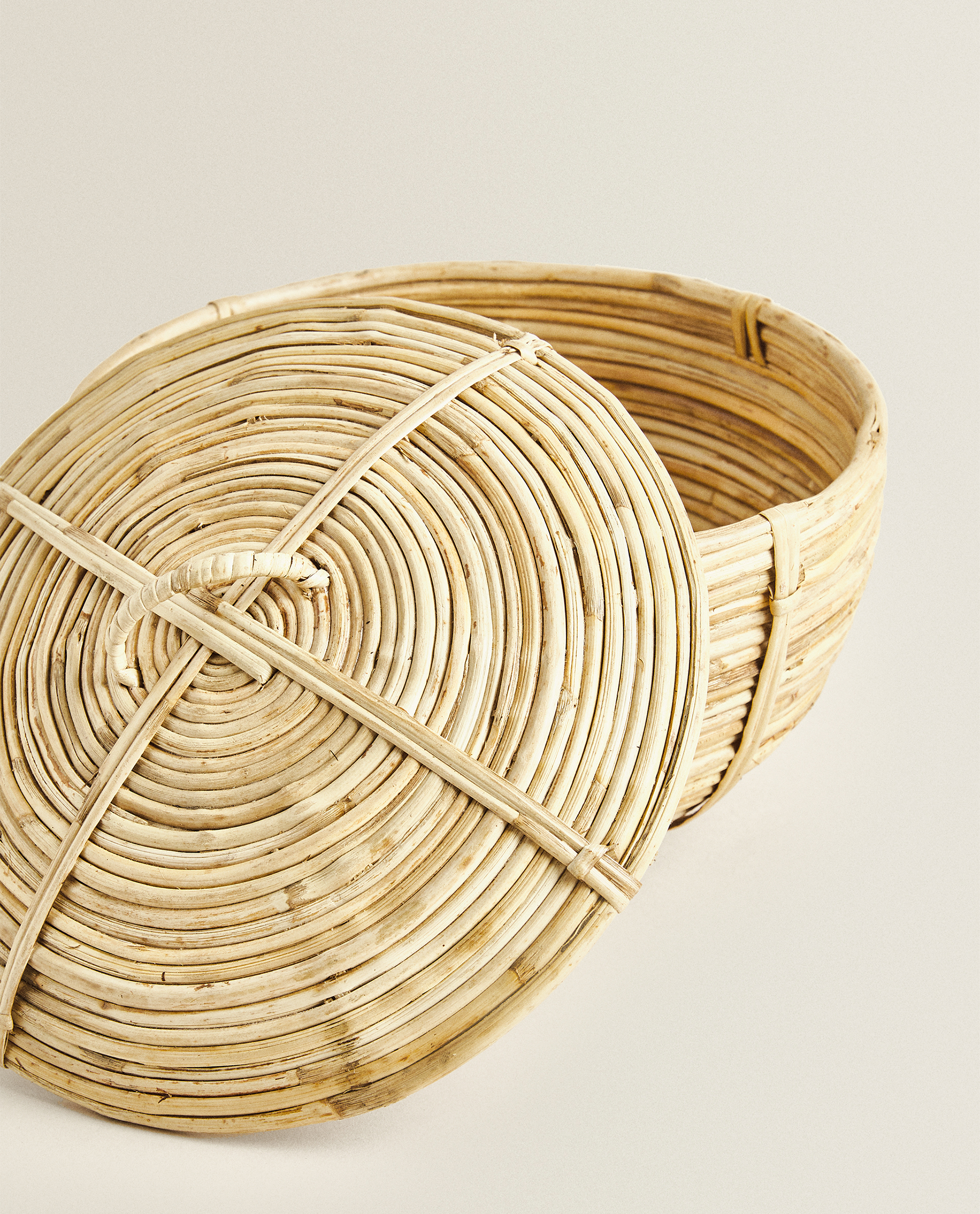 round storage basket with lid