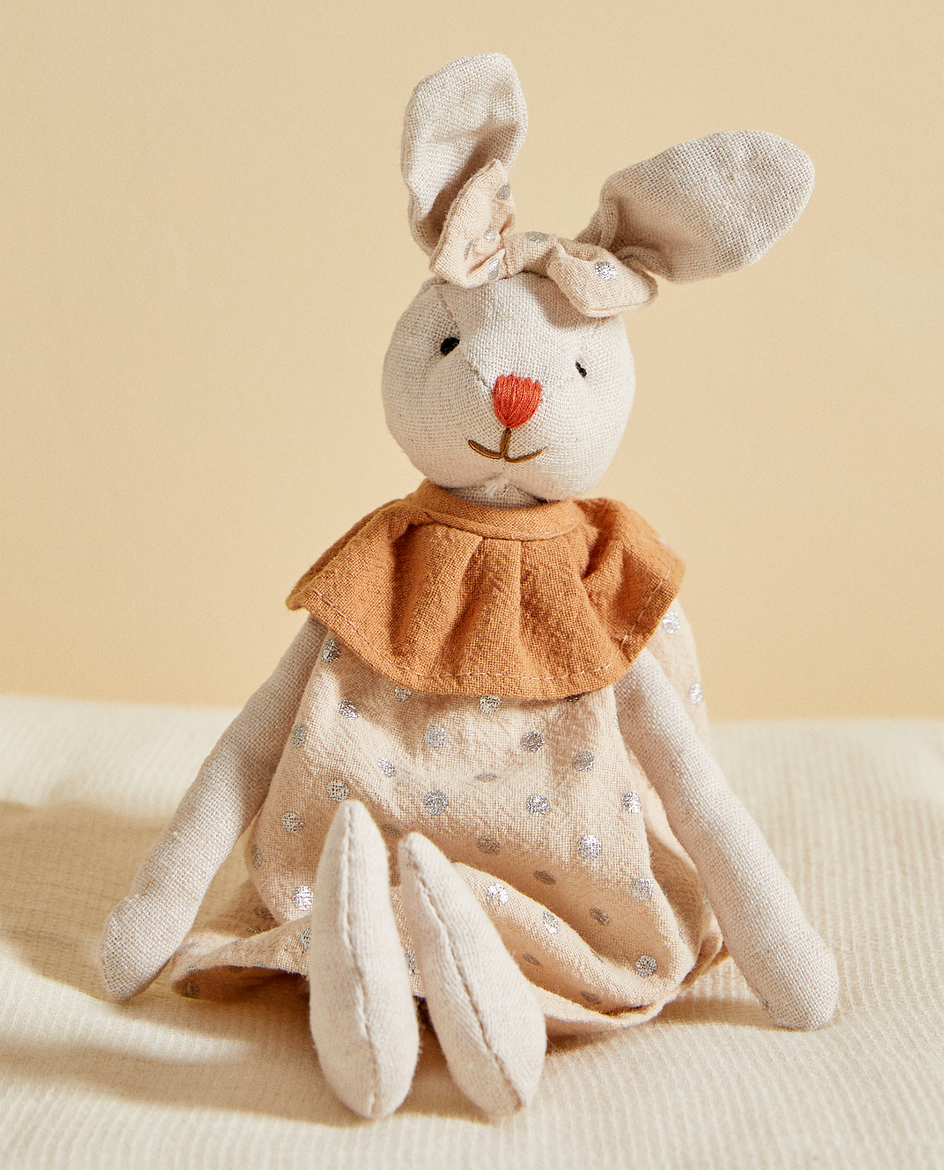 Peluche Conejo Vestido Peluches Y Munecos Jugar Ninos Zara Home Espana
