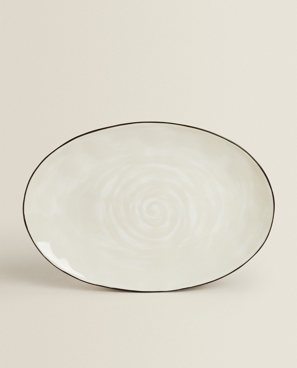 STONEWARE SERVING DISH WITH CONTRASTING RIM