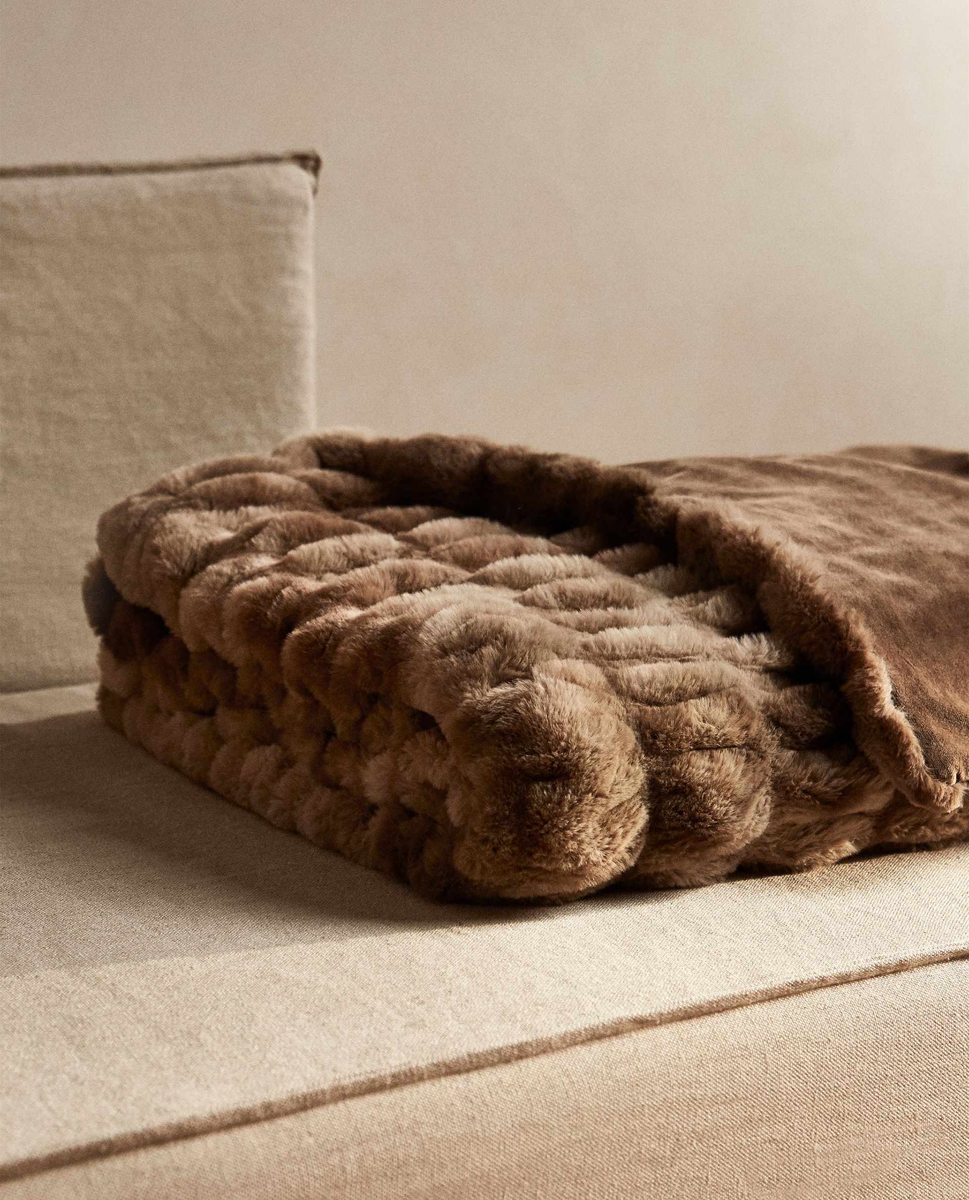 Contrast Faux Fur Blanket Blankets Living Room Zara Home Colombia