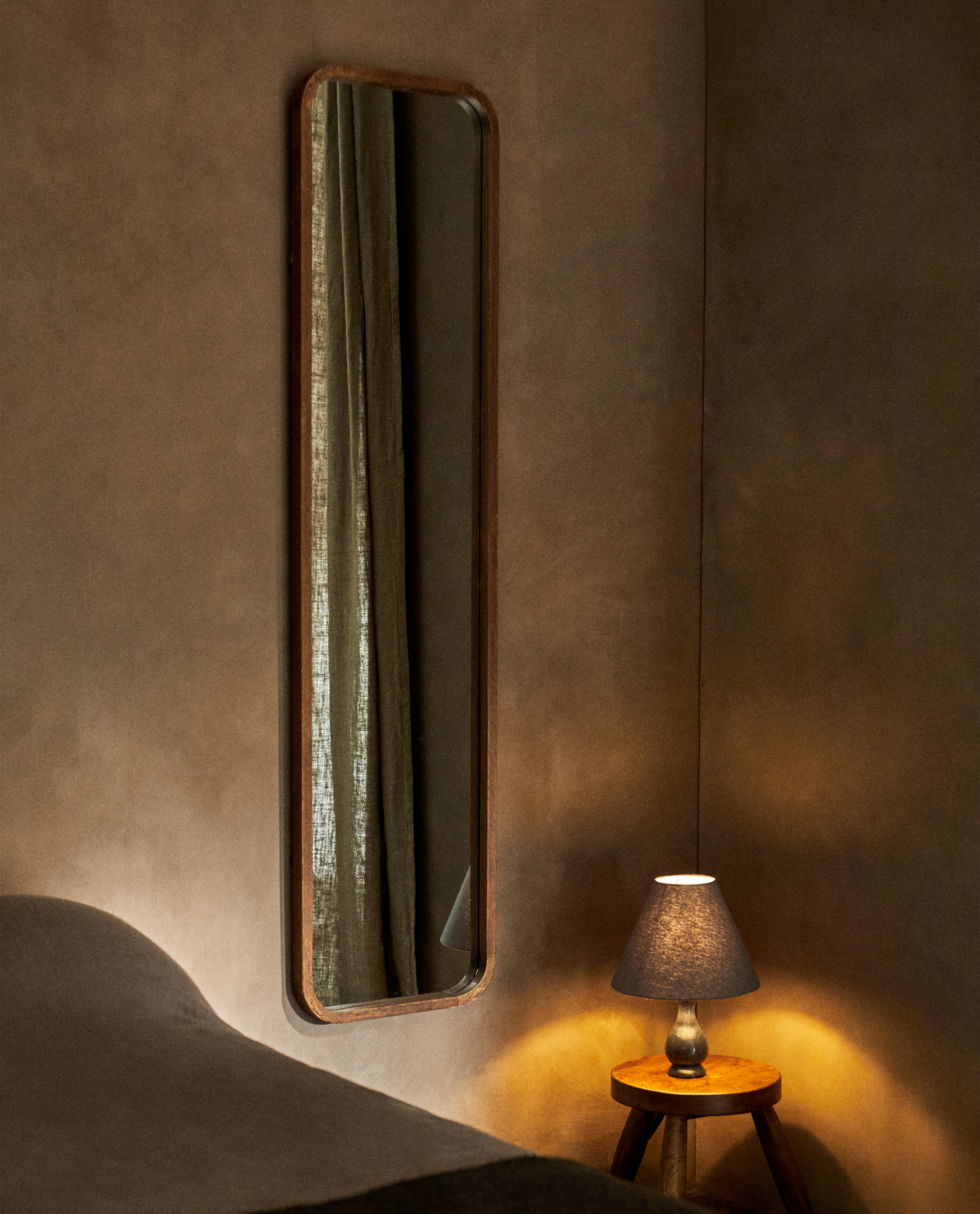 Espelho em pé de madeira