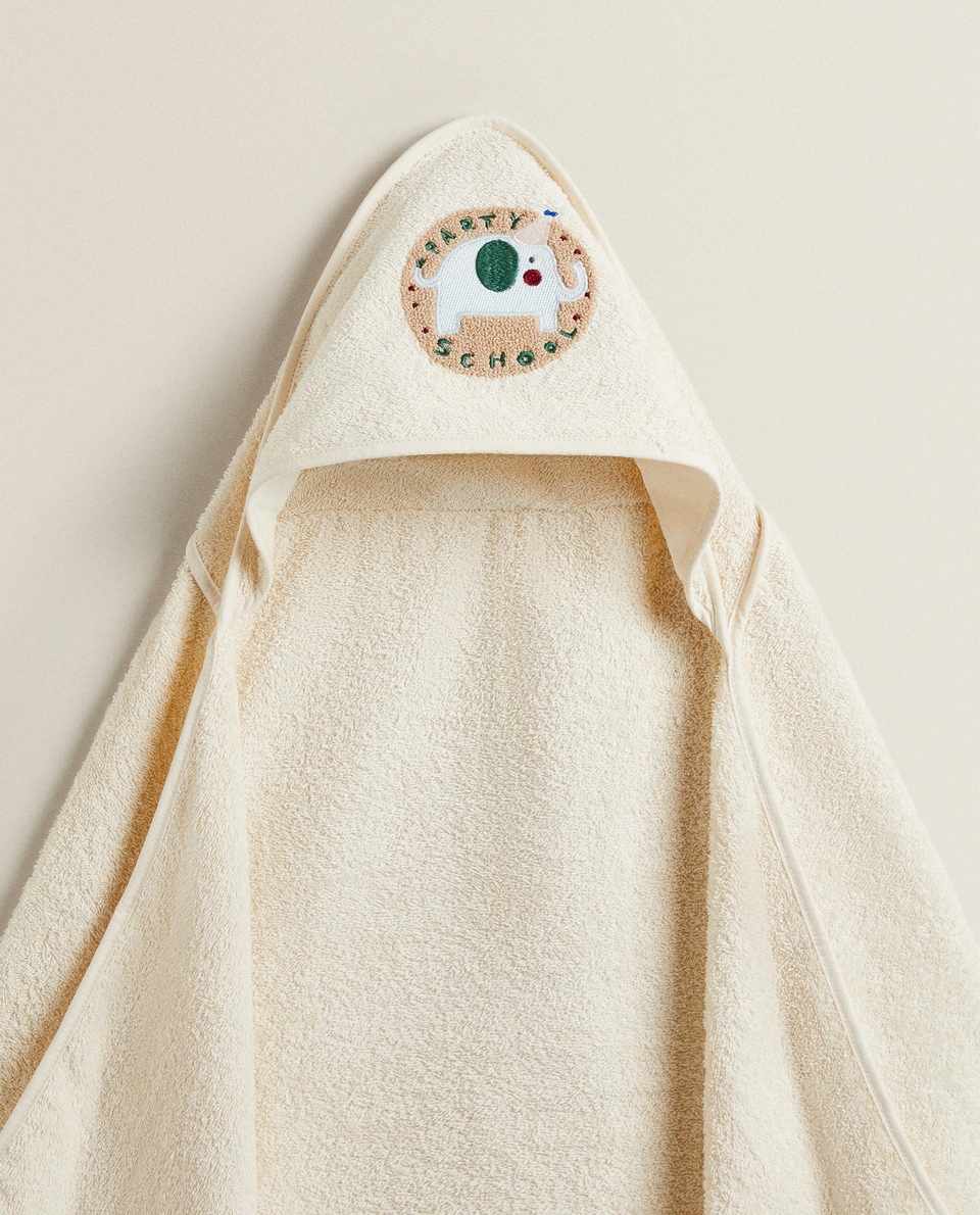 HOODED TOWEL WITH EMBROIDERED ELEPHANT