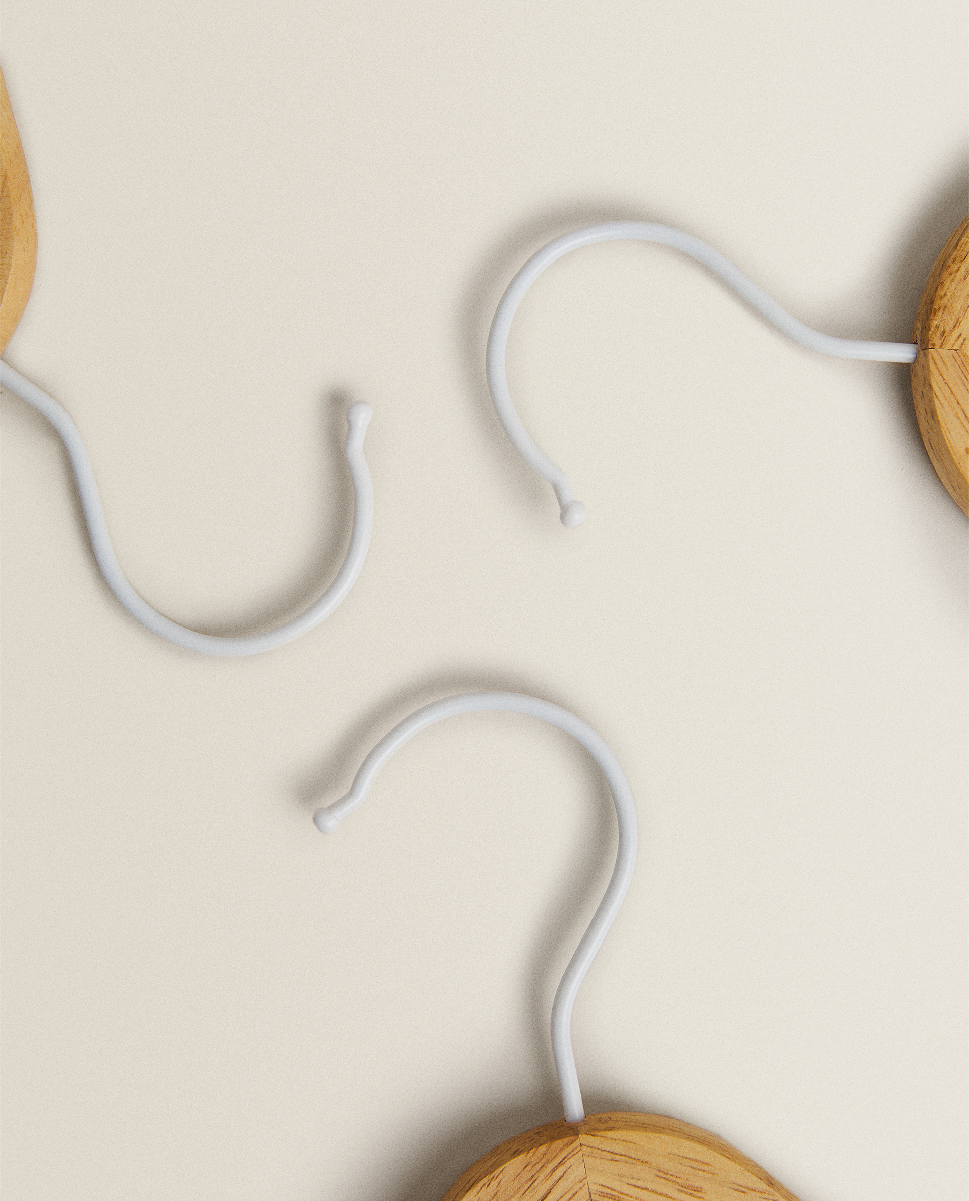 Perchas Bebe Madera Pack De 3 Perchas Y Organizadores Ordenar Ninos Zara Home Espana