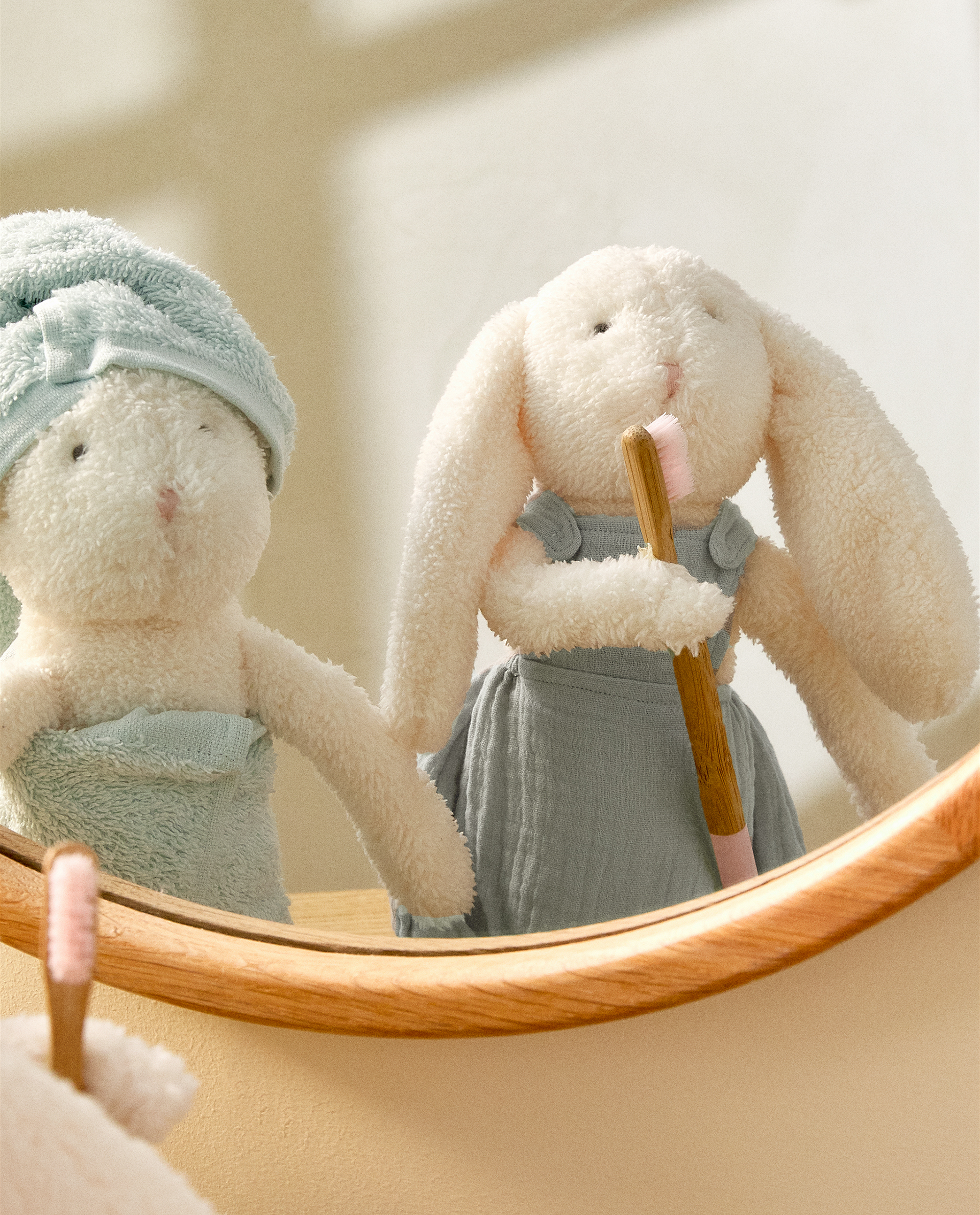 Peluche Conejito Peto Peluches Y Munecos Jugar Ninos Zara Home Espana