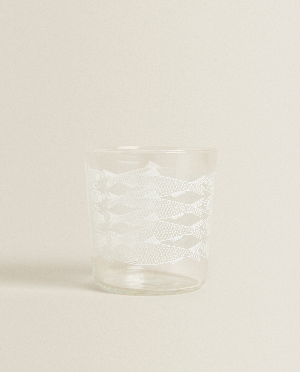GLASS TUMBLER WITH FISH TRANSFER