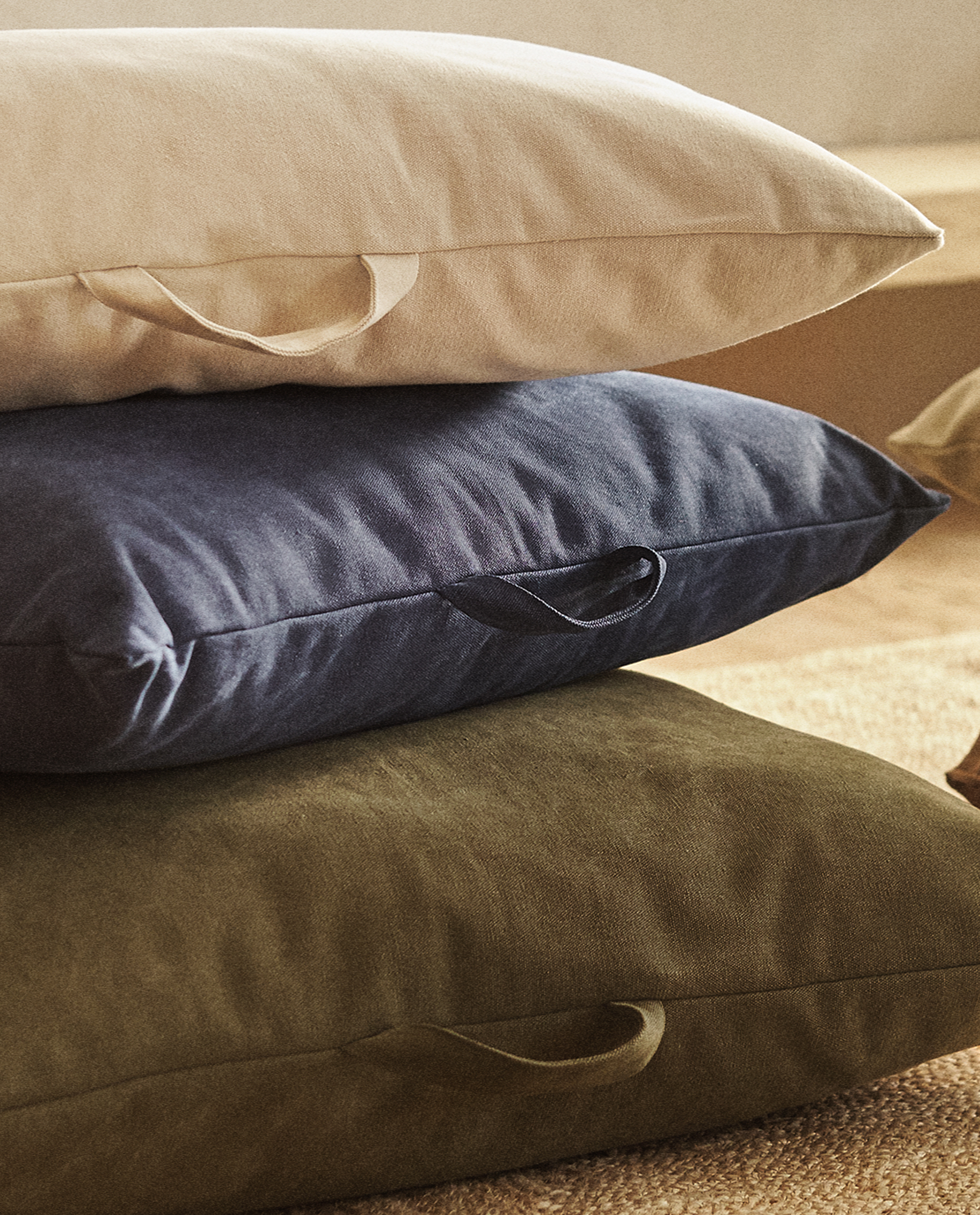 floor cushion with handle