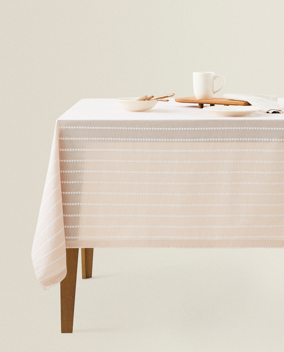 GINGHAM TABLECLOTH WITH DAISY EMBROIDERY