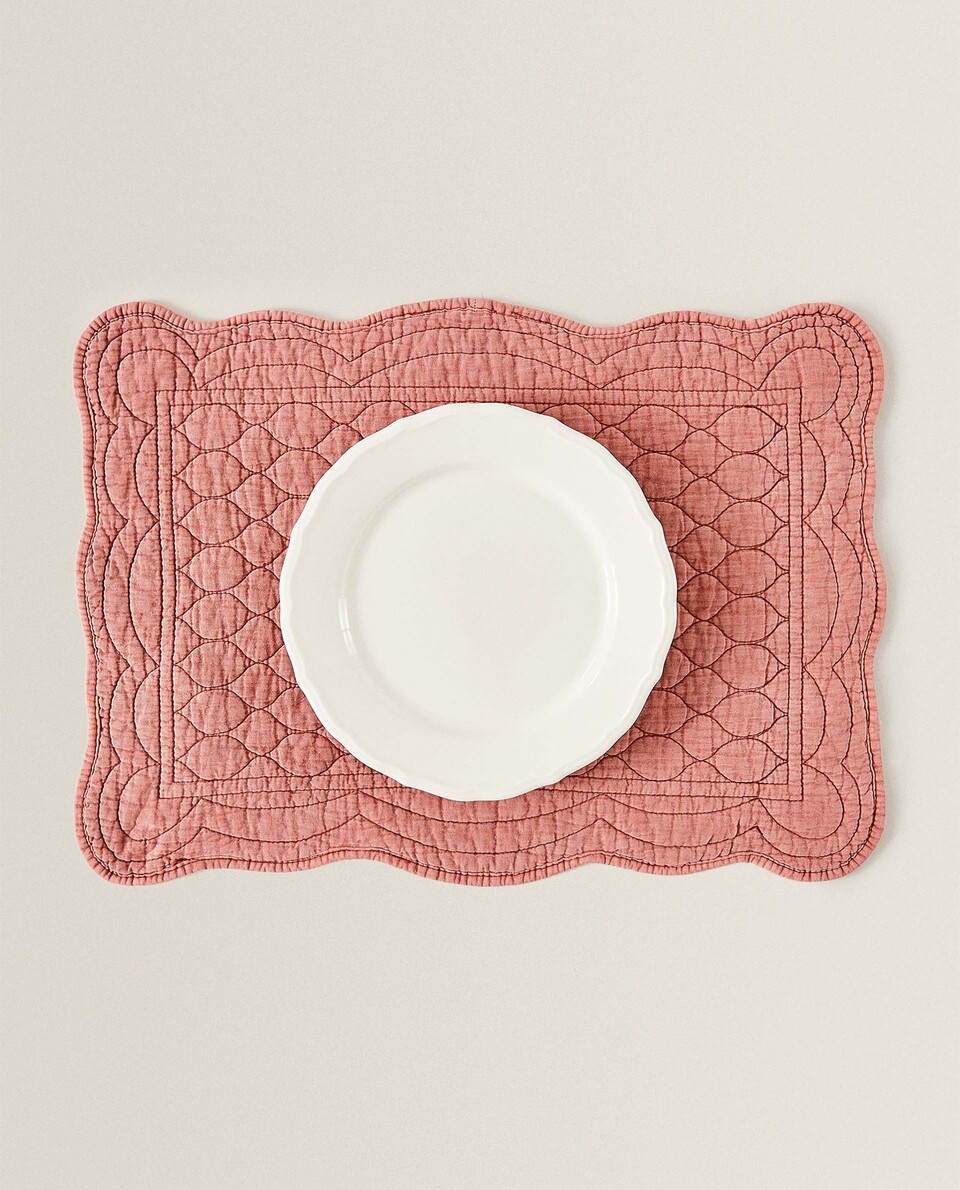QUILTED BLONDE LACE PLACEMAT