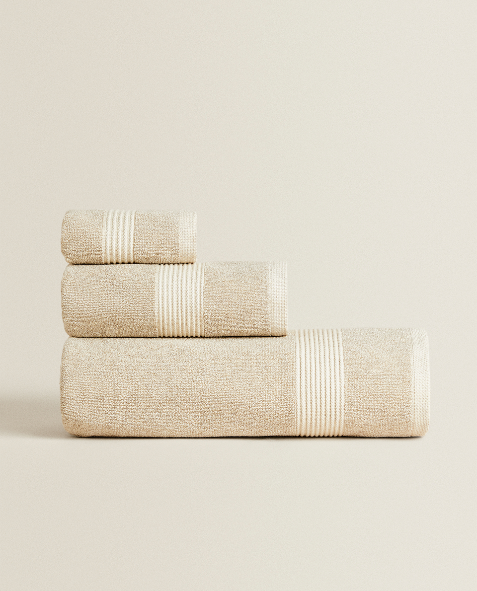 TOWEL WITH CONTRAST STRIPE