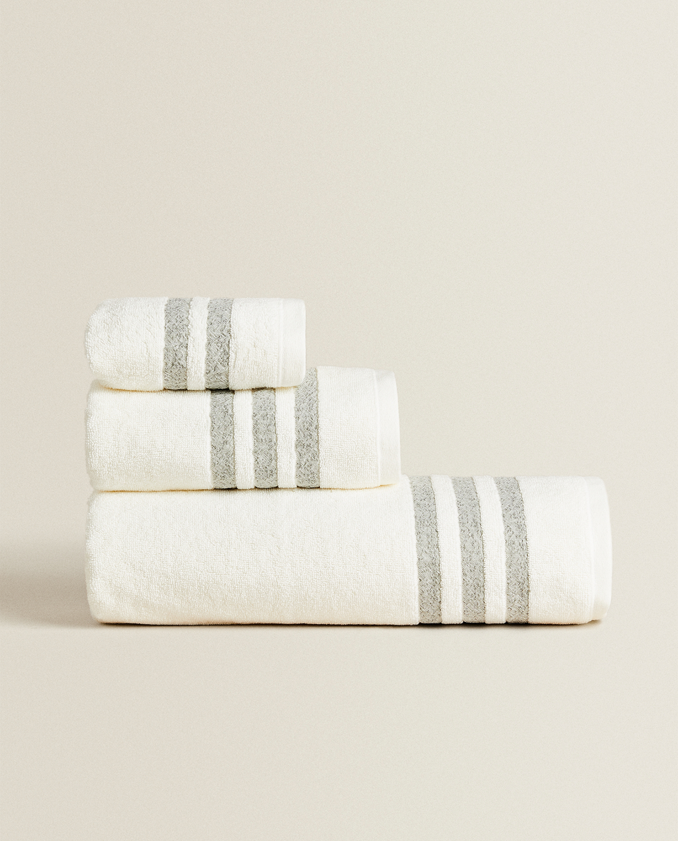 TOWEL WITH CONTRAST BORDER