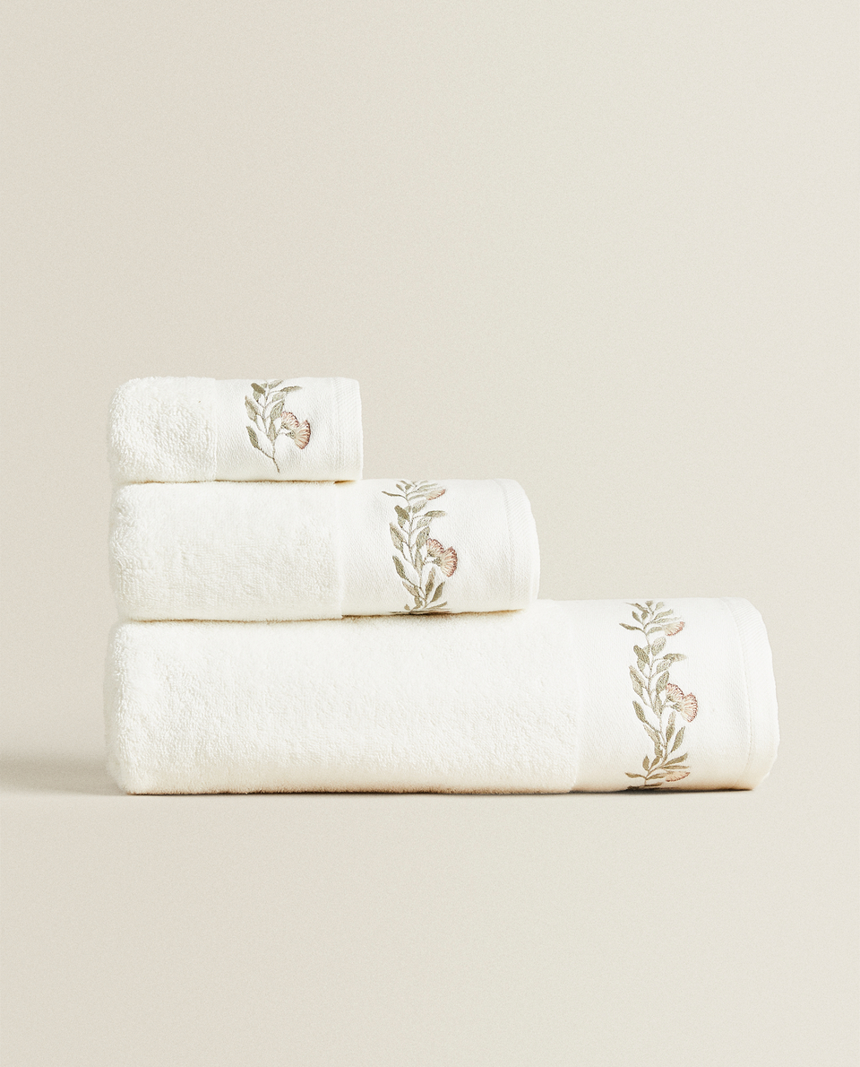 TOWEL WITH FLORAL EMBROIDERY