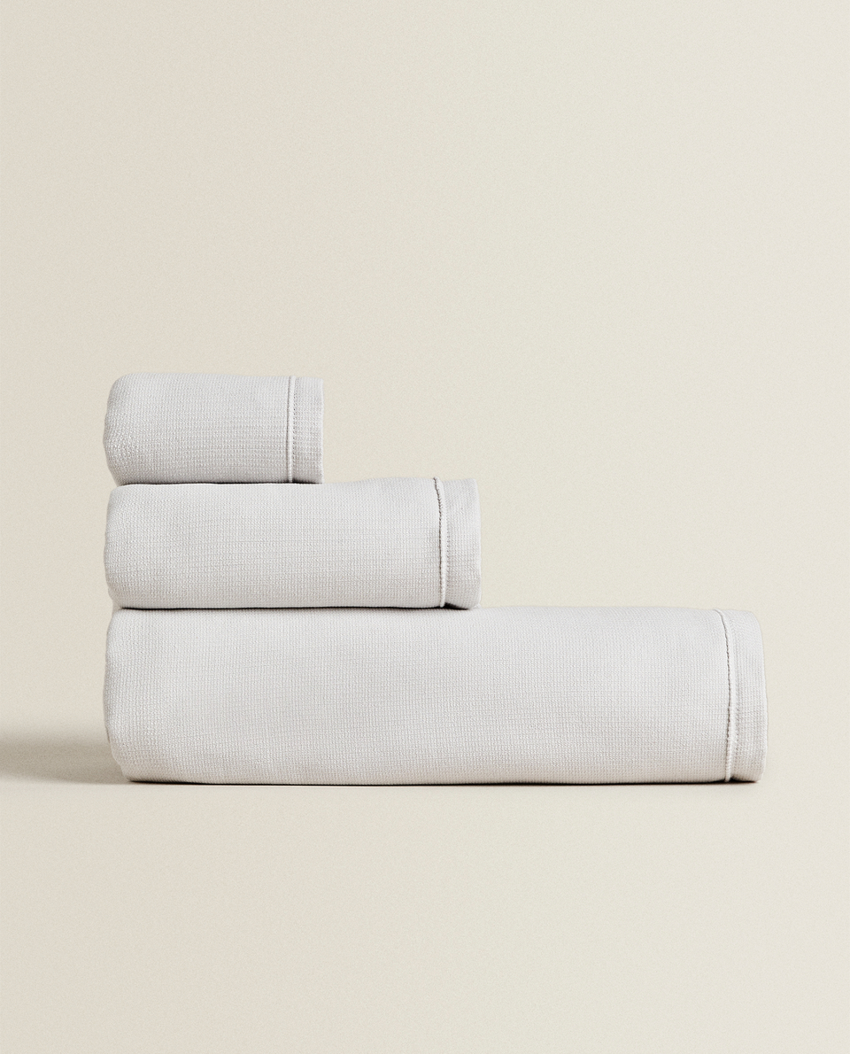 TEXTURED DOUBLE-SIDED TOWEL
