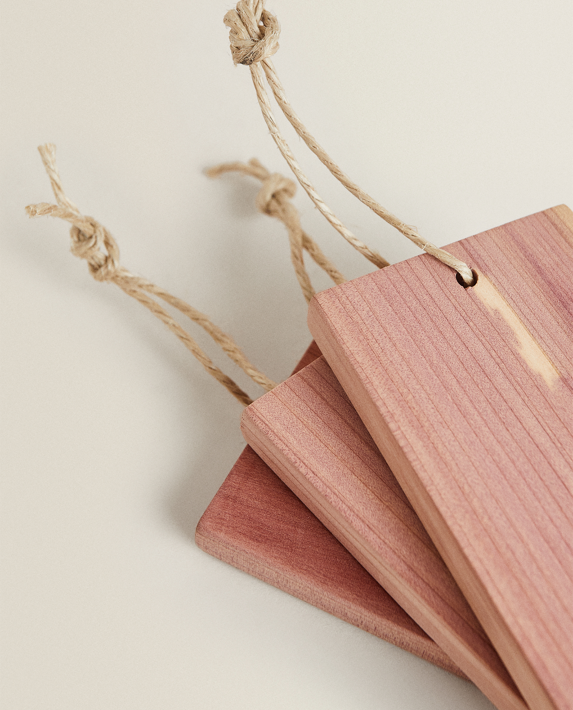 blocke aus zedernholz mit hangeschlaufe 6er pack kollektion neuheiten neue kollektionen zara home deutschland