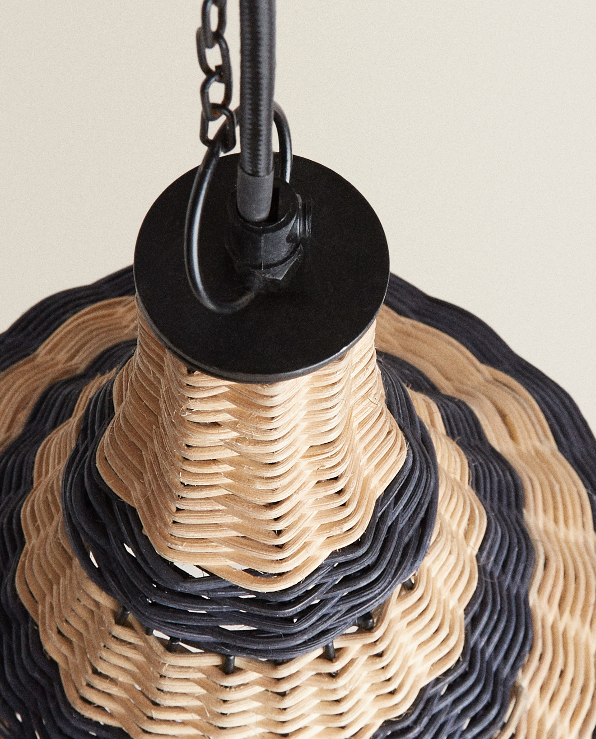 bolshaya potolochnaya lampa iz rotanga