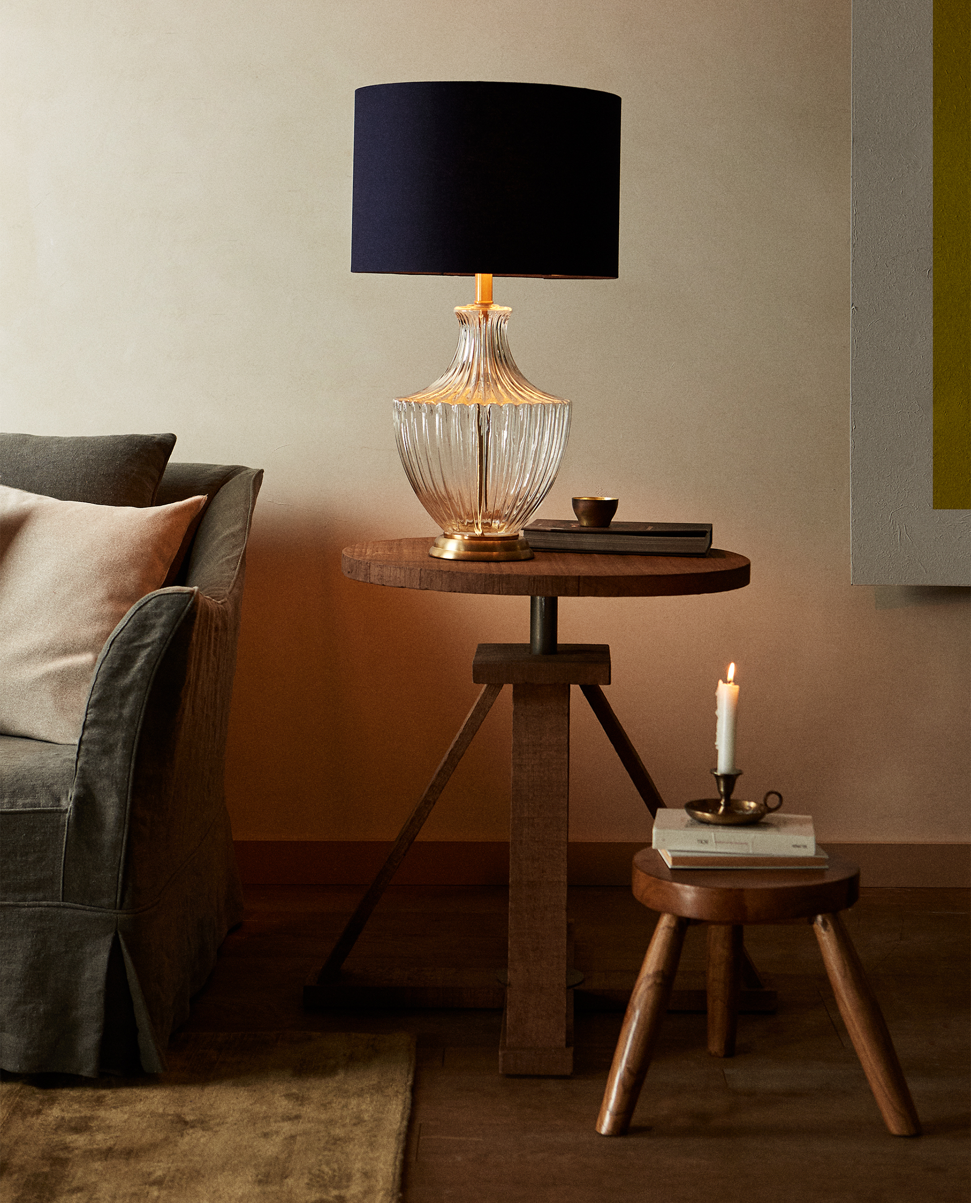 lampa iz stekla s relefnym uzorom v polosku