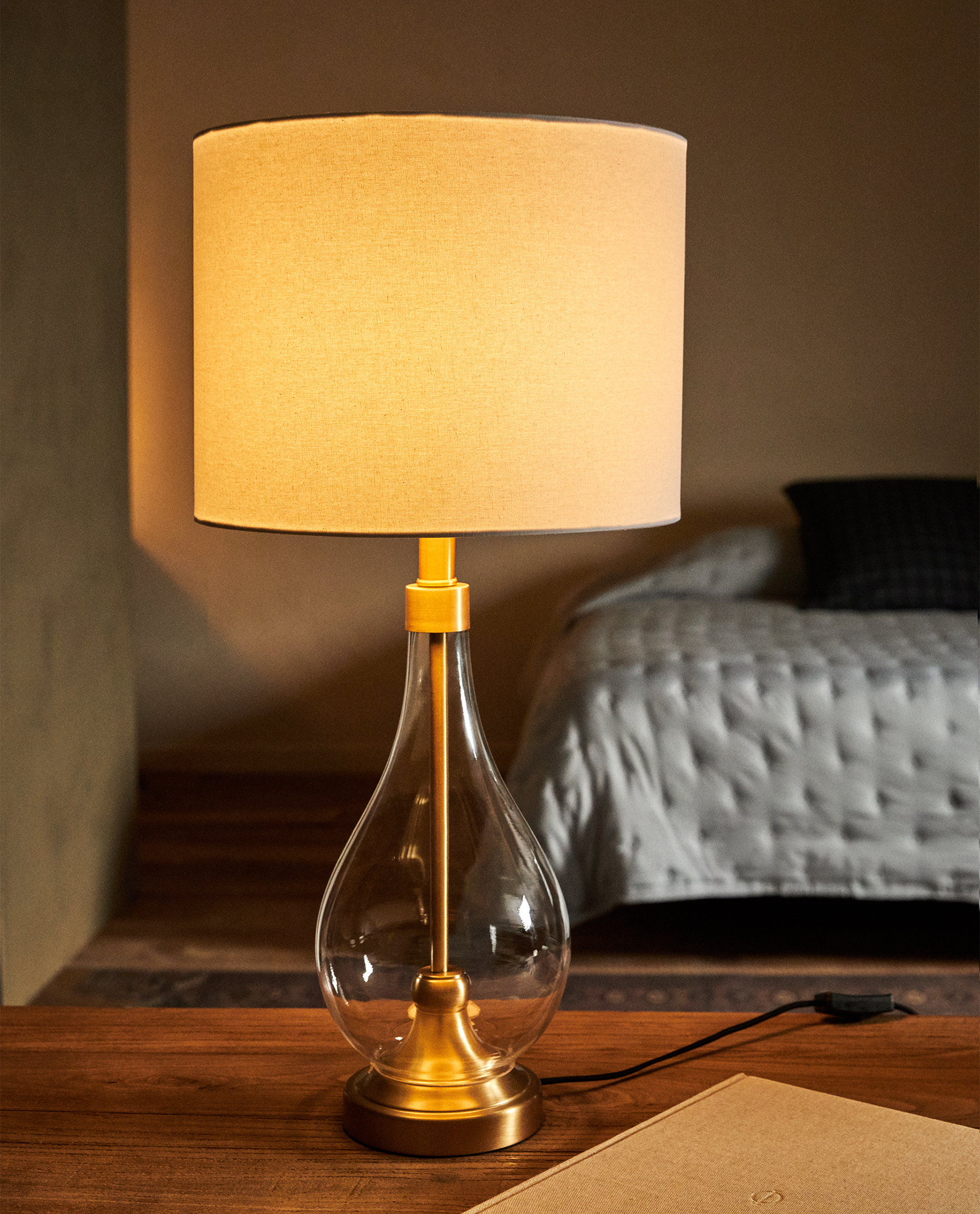 lampa s osnovaniem iz stekla