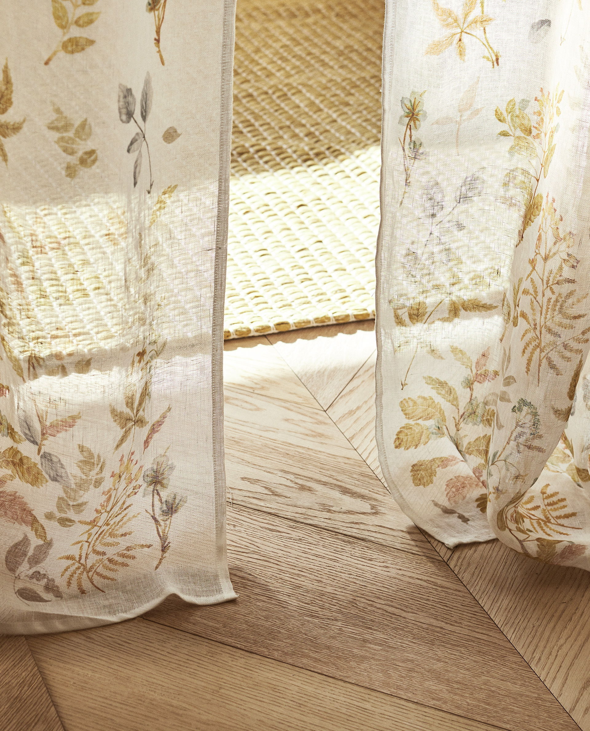 Tenda In Lino Con Fiori Mobili Mobili E Decorazione Bambini Zara Home Italia
