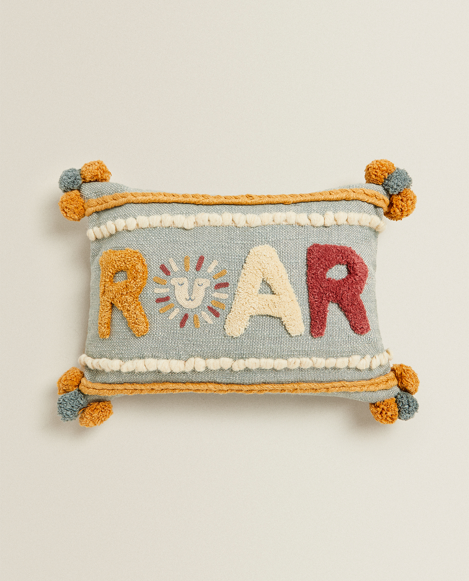 Cojin Bordado Letras Novedades Ninos Zara Home Espana Las puedes usar en el diseño de tus carteles para decorar el salón de clases, las invitaciones para tu explora entre las 45 letras que hemos elegido para ti, descarga la que más te guste y utilízala en tus propios diseños. cojin bordado letras