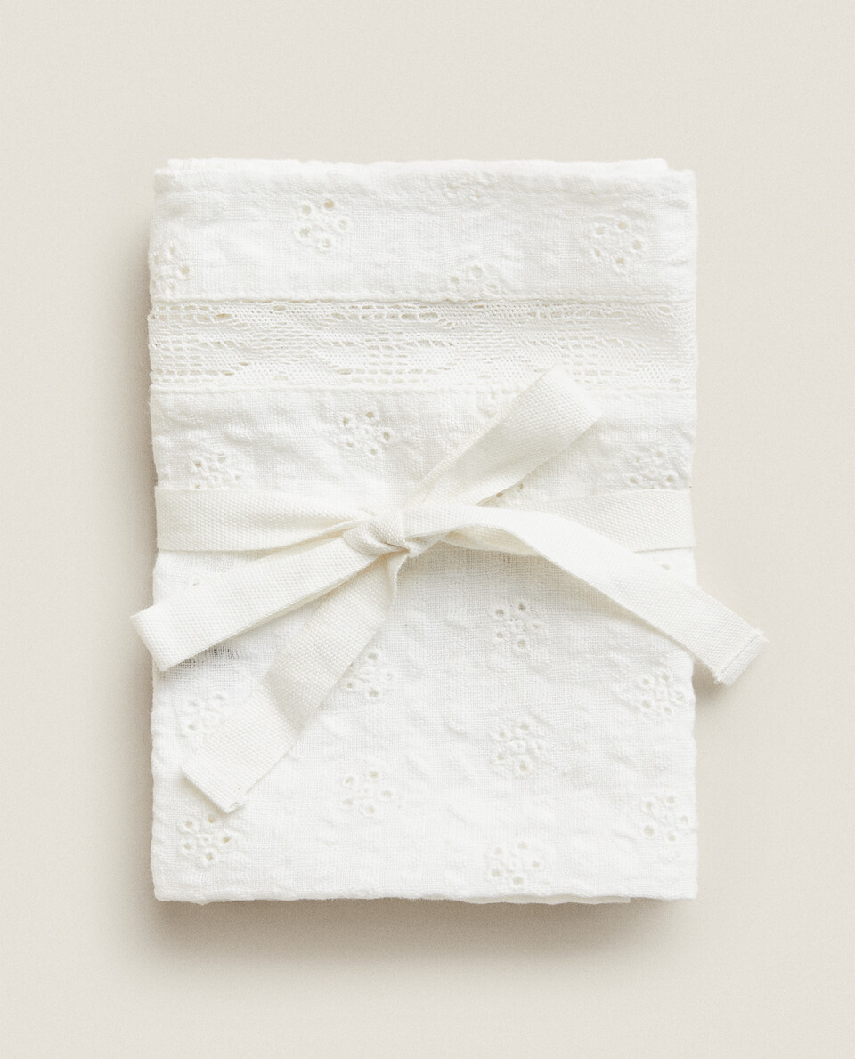 EMBROIDERED GUEST TOWELS (PACK OF 2)