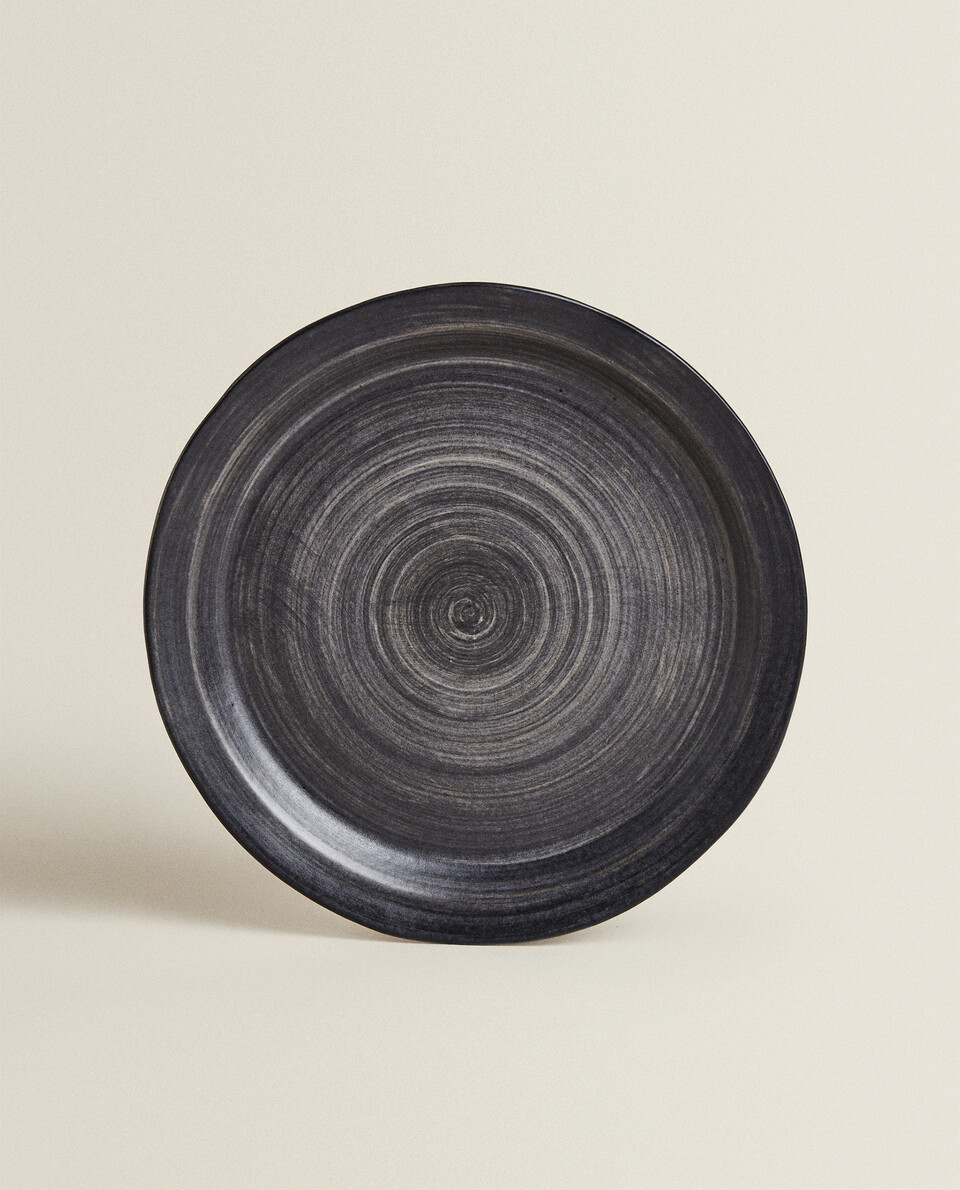 طبق مسطح من الخزف الحجري بتصميم حلزوني بلون أسود
