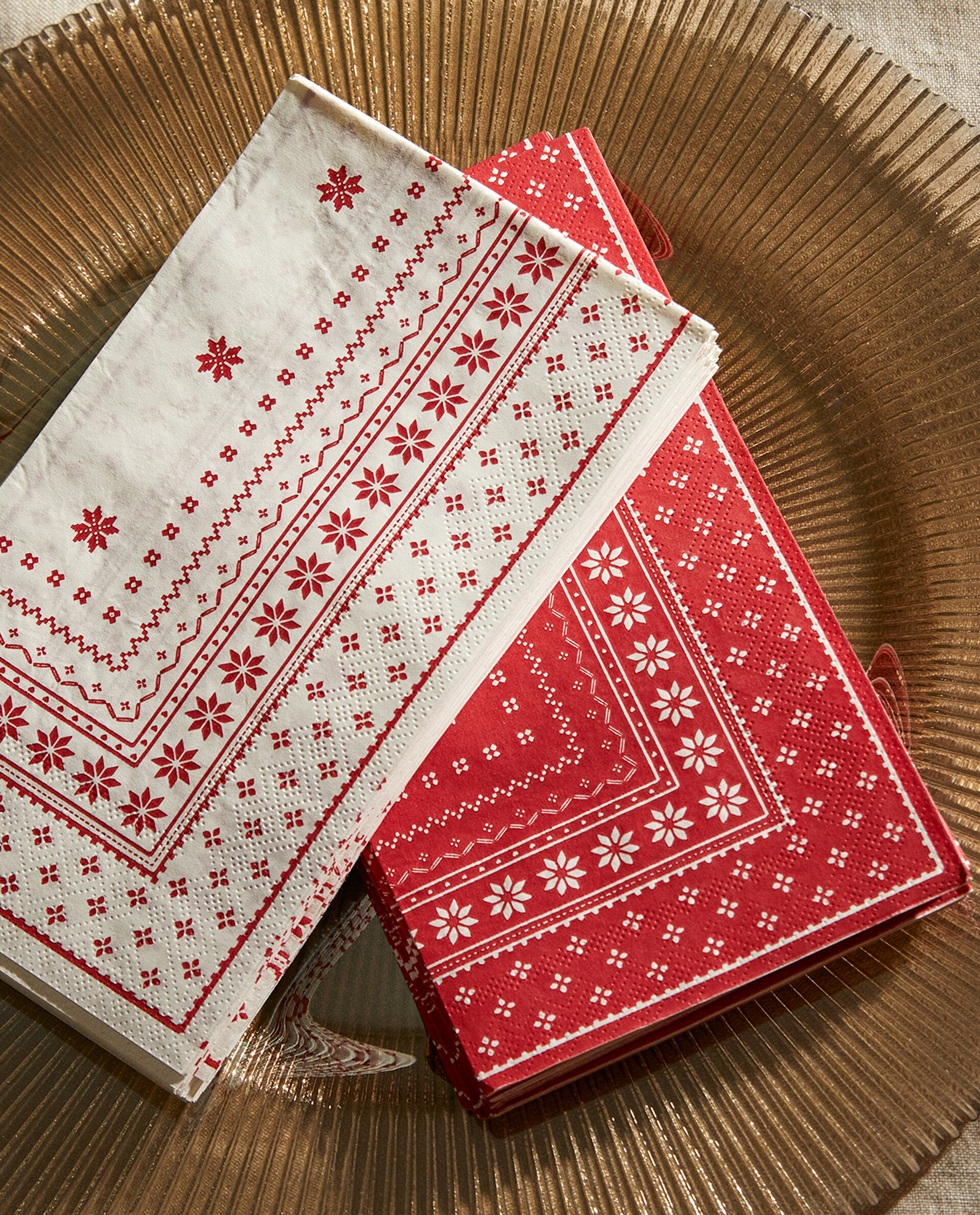 CHRISTMAS PAPER NAPKINS (PACK OF 30) - TABLE ACCESSORIES - DINING -  CHRISTMAS | Zara Home Oman