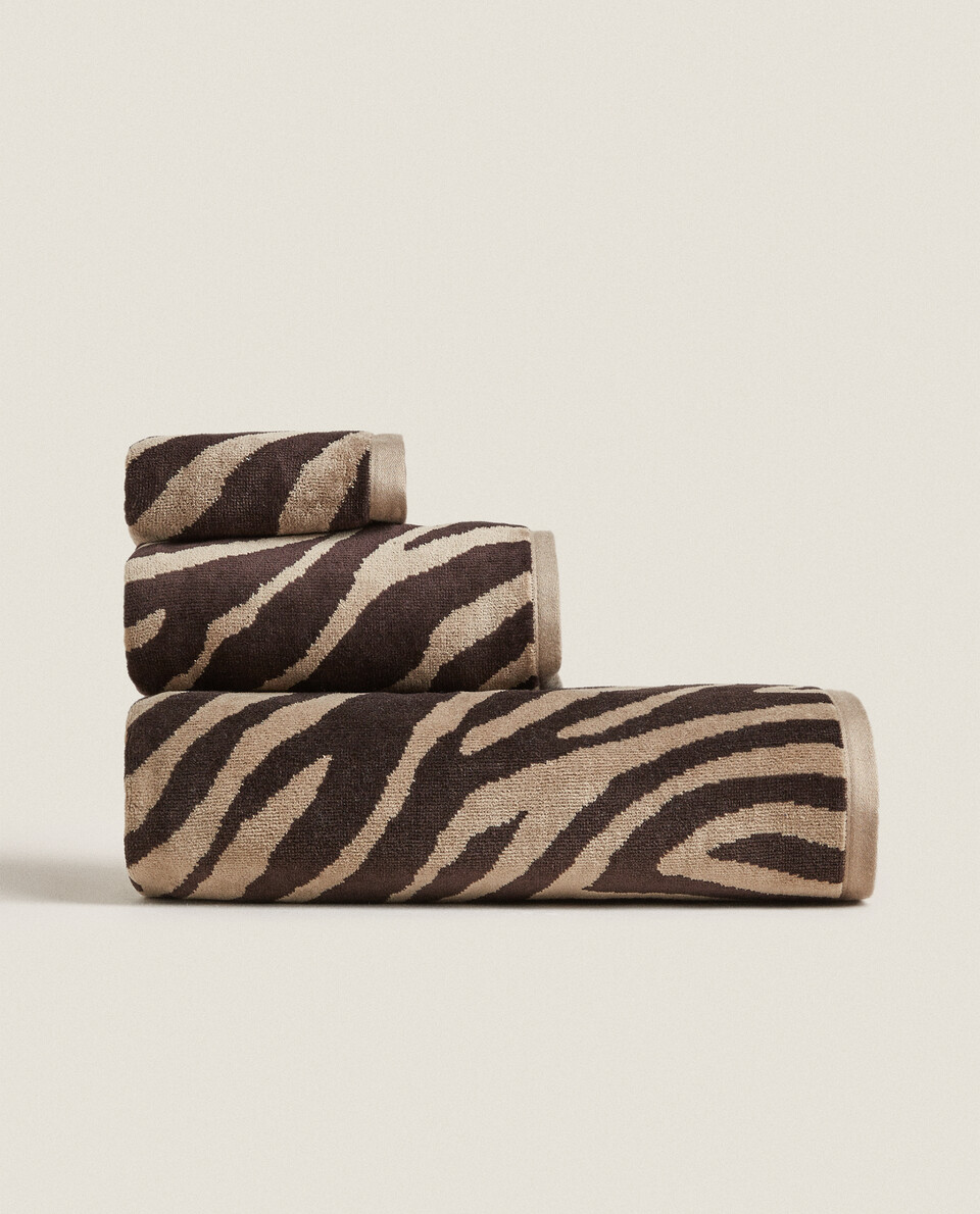 TOWEL WITH TIGER-EFFECT JACQUARD