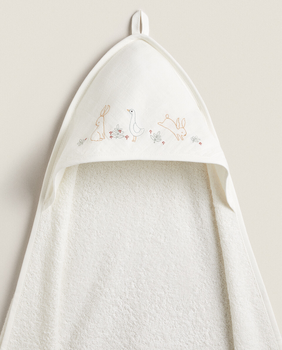 HOODED TOWEL WITH ANIMAL EMBROIDERY