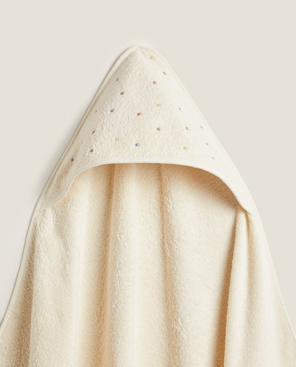 HOODED BABY TOWEL WITH EMBROIDERED POLKA DOTS